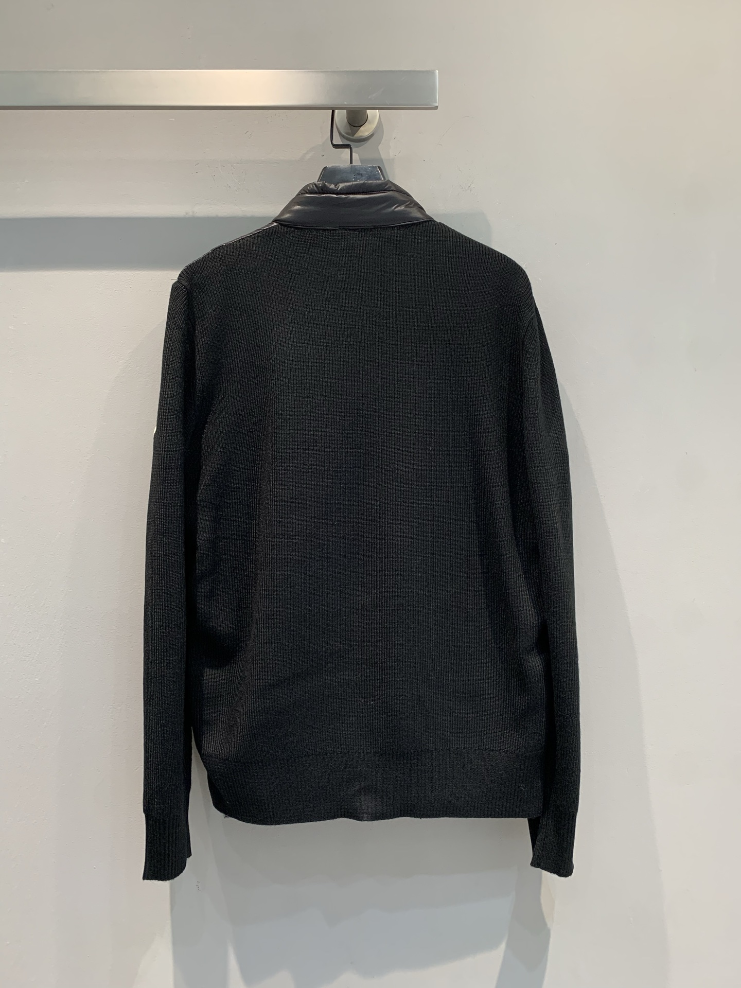 新款🔥出货啦📢 Moncle*Neil系列拼接羽绒服，轻薄设计，外层高密度防风防水，内填高品质白鹅绒，保