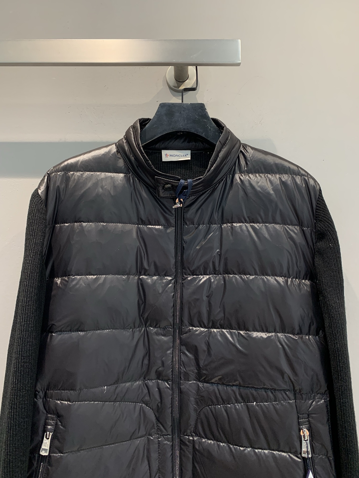 新款🔥出货啦📢 Moncle*Neil系列拼接羽绒服，轻薄设计，外层高密度防风防水，内填高品质白鹅绒，保