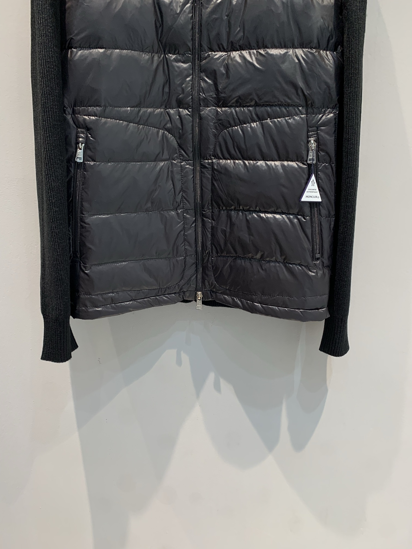 新款🔥出货啦📢 Moncle*Neil系列拼接羽绒服，轻薄设计，外层高密度防风防水，内填高品质白鹅绒，保