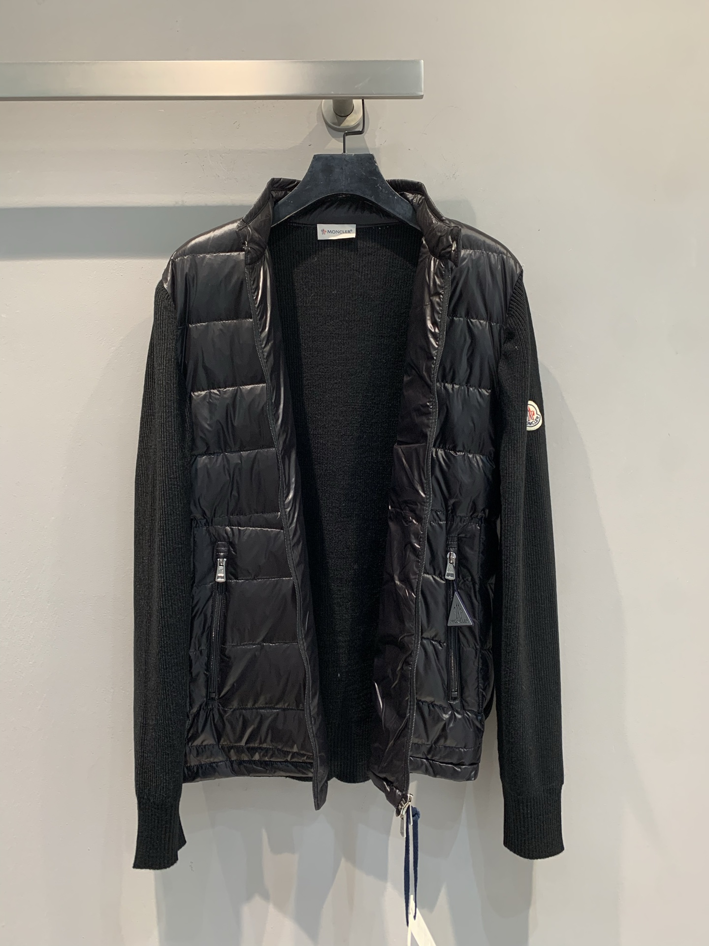 新款🔥出货啦📢 Moncle*Neil系列拼接羽绒服，轻薄设计，外层高密度防风防水，内填高品质白鹅绒，保