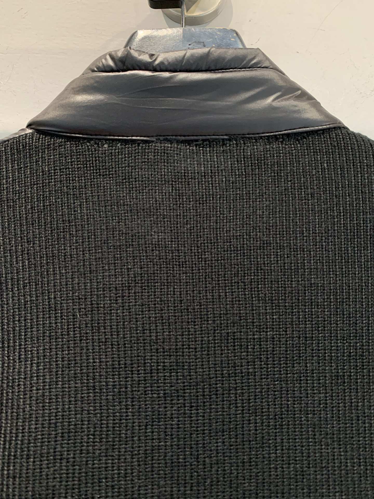 新款🔥出货啦📢 Moncle*Neil系列拼接羽绒服，轻薄设计，外层高密度防风防水，内填高品质白鹅绒，保