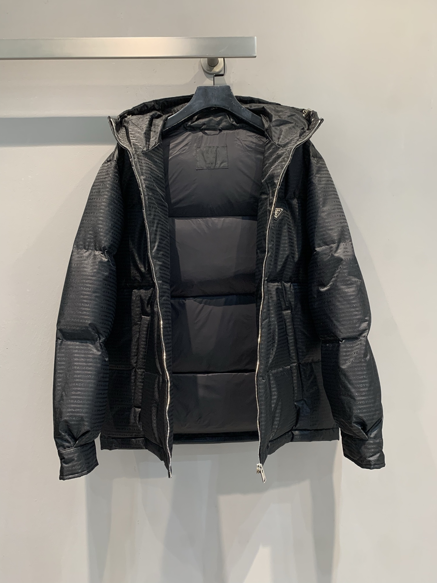 新款🔥出货啦📢 Prad*2025秋冬新款字母暗纹提花连帽羽绒服。采用Re-Nylon再生尼龙，环保又时