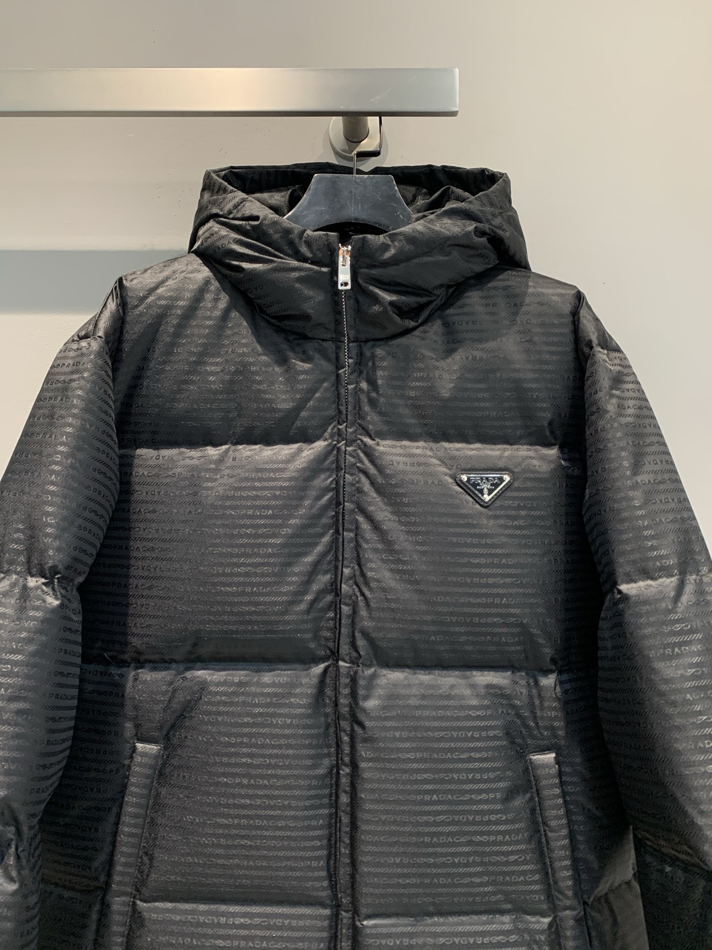 新款🔥出货啦📢 Prad*2025秋冬新款字母暗纹提花连帽羽绒服。采用Re-Nylon再生尼龙，环保又时