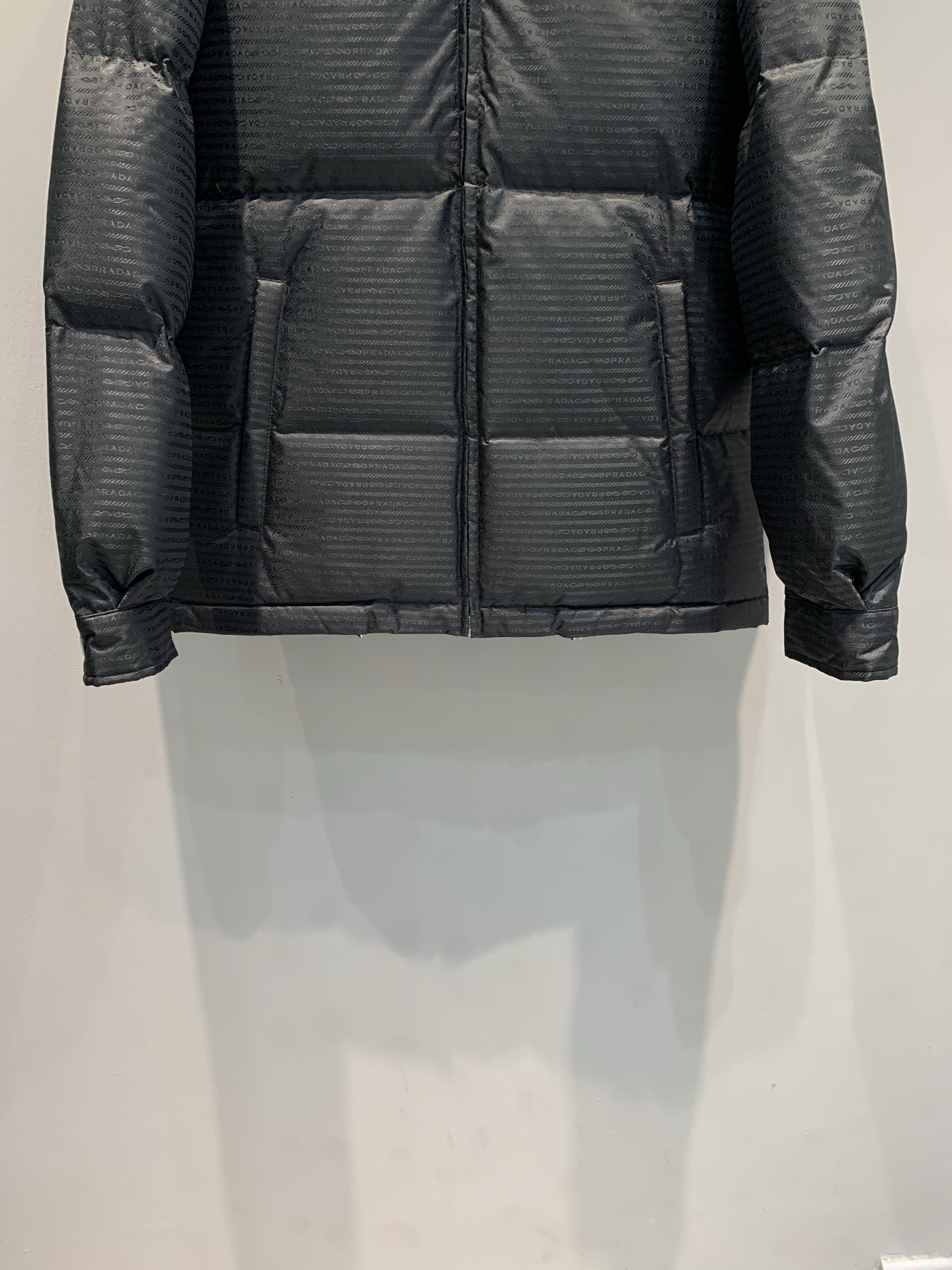 新款🔥出货啦📢 Prad*2025秋冬新款字母暗纹提花连帽羽绒服。采用Re-Nylon再生尼龙，环保又时