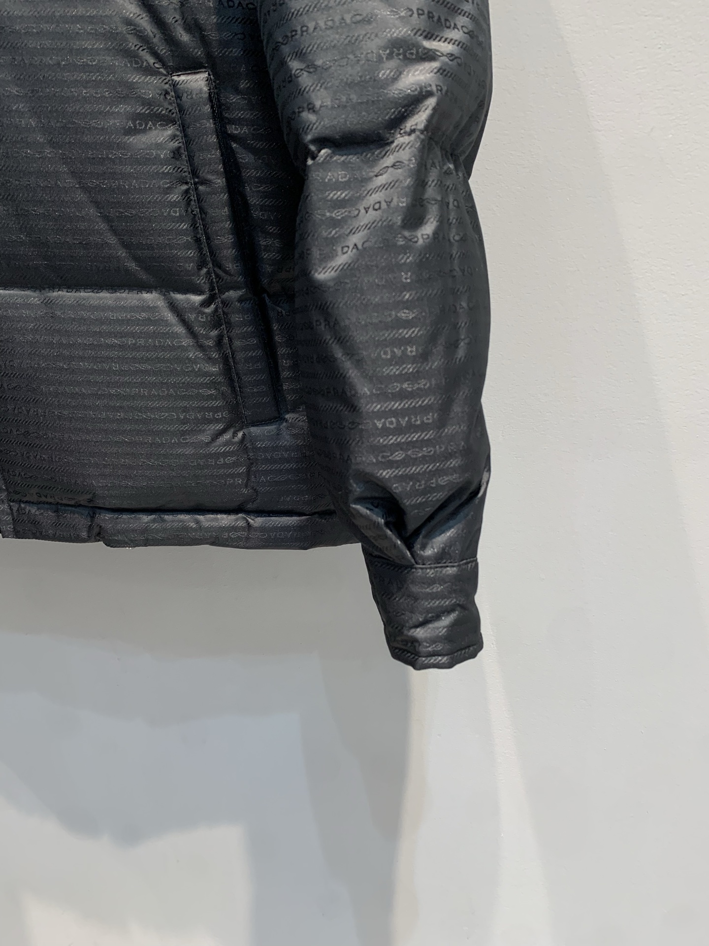 新款🔥出货啦📢 Prad*2025秋冬新款字母暗纹提花连帽羽绒服。采用Re-Nylon再生尼龙，环保又时