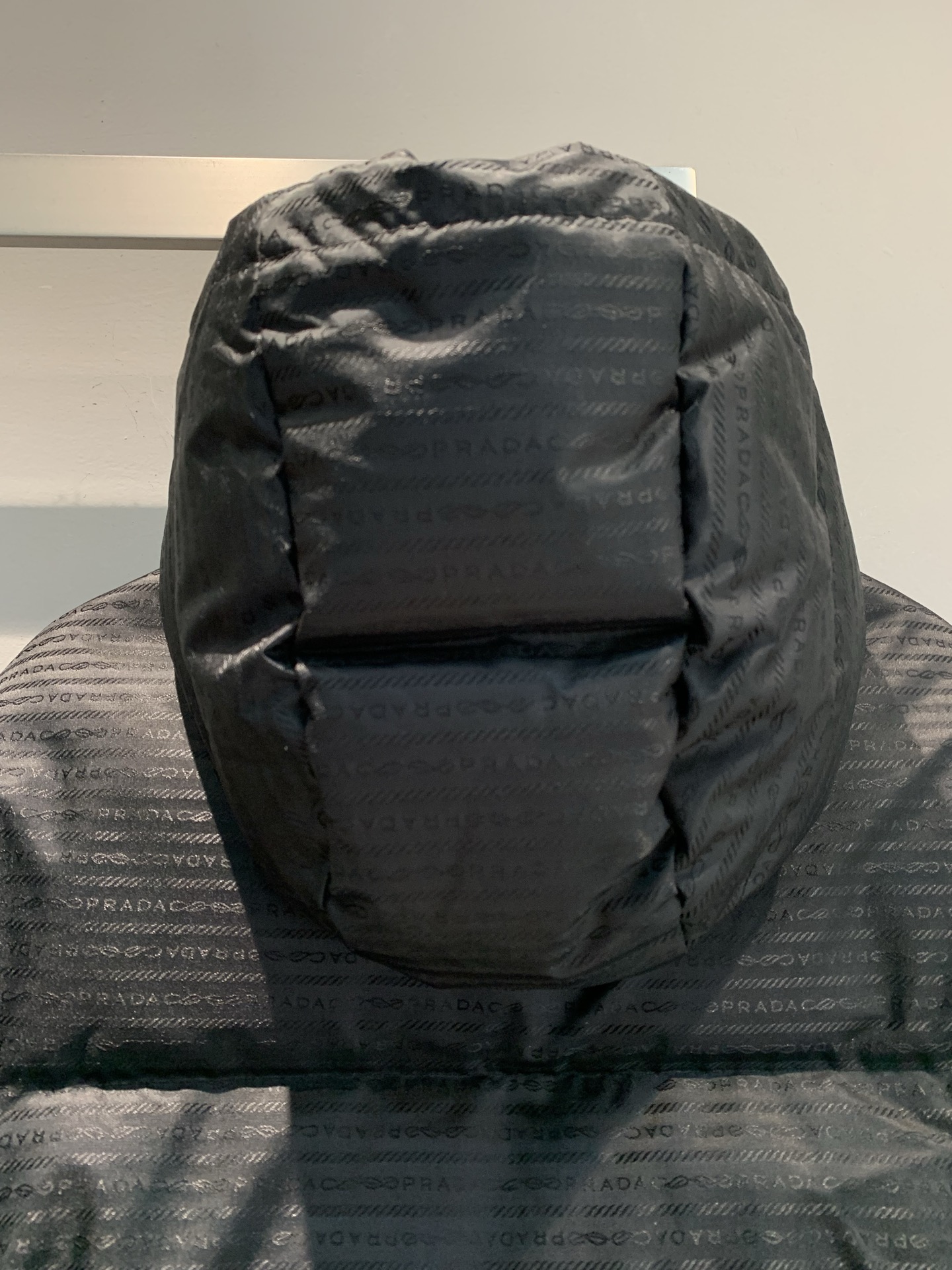 新款🔥出货啦📢 Prad*2025秋冬新款字母暗纹提花连帽羽绒服。采用Re-Nylon再生尼龙，环保又时