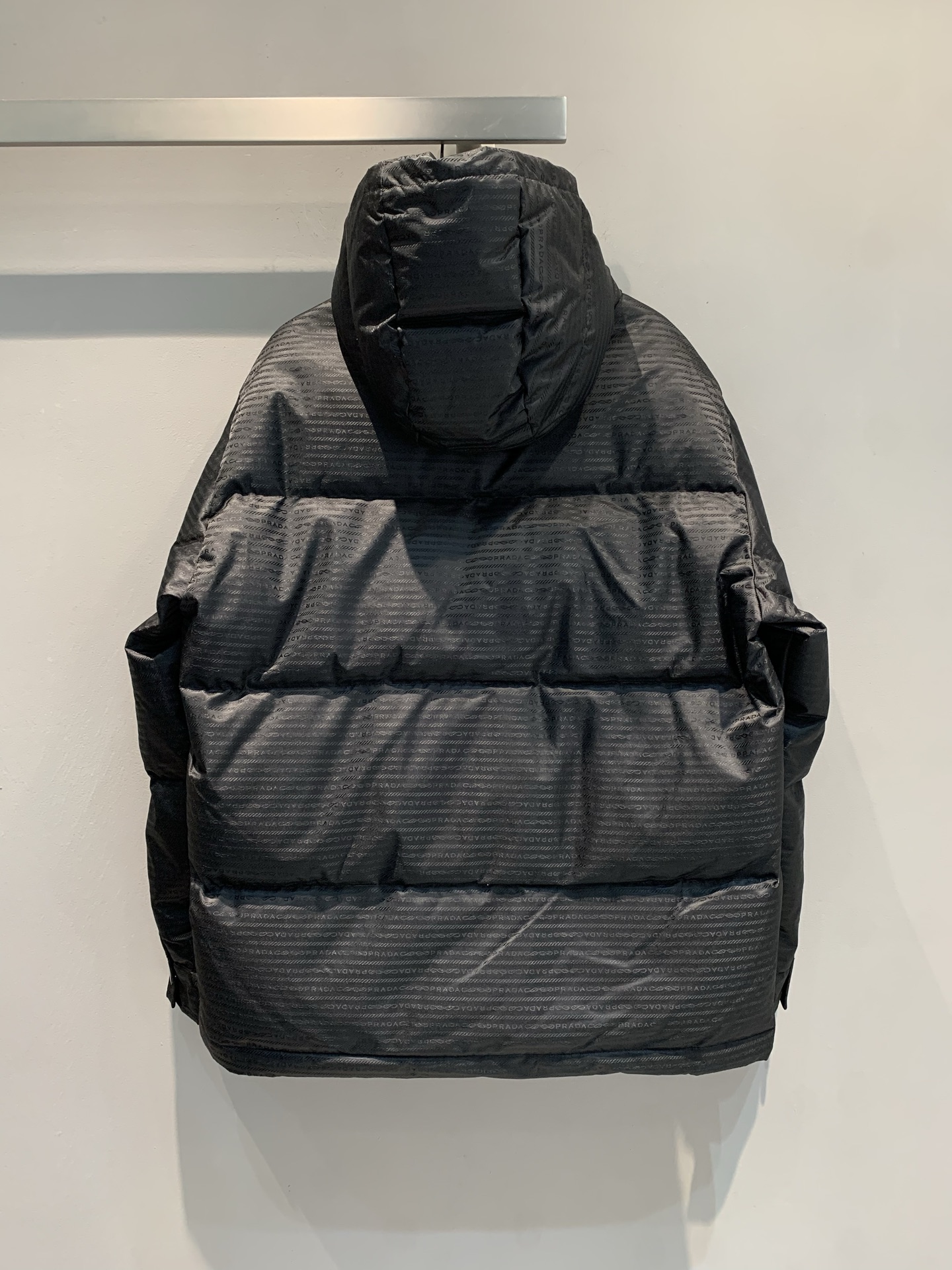 新款🔥出货啦📢 Prad*2025秋冬新款字母暗纹提花连帽羽绒服。采用Re-Nylon再生尼龙，环保又时