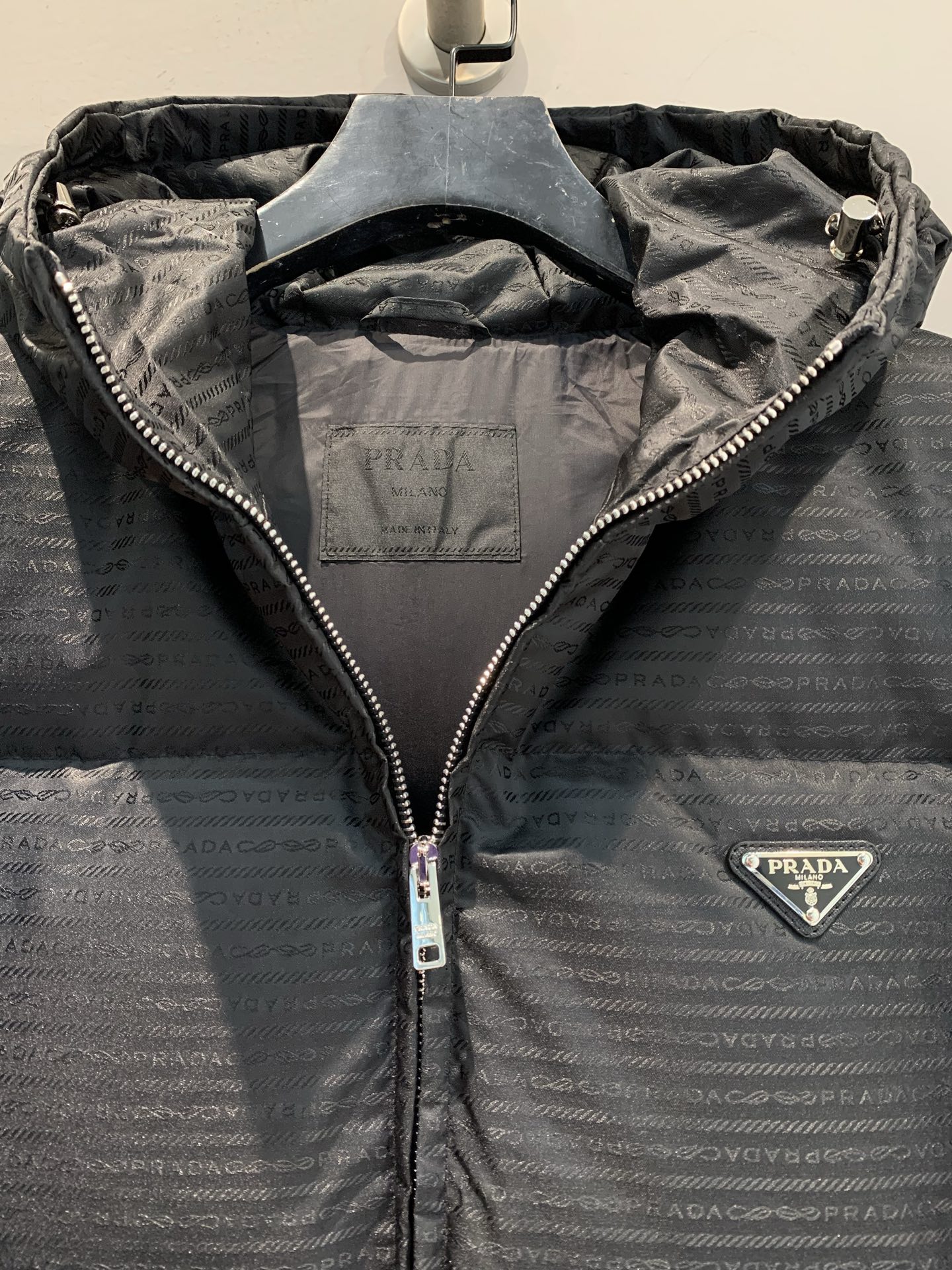 新款🔥出货啦📢 Prad*2025秋冬新款字母暗纹提花连帽羽绒服。采用Re-Nylon再生尼龙，环保又时