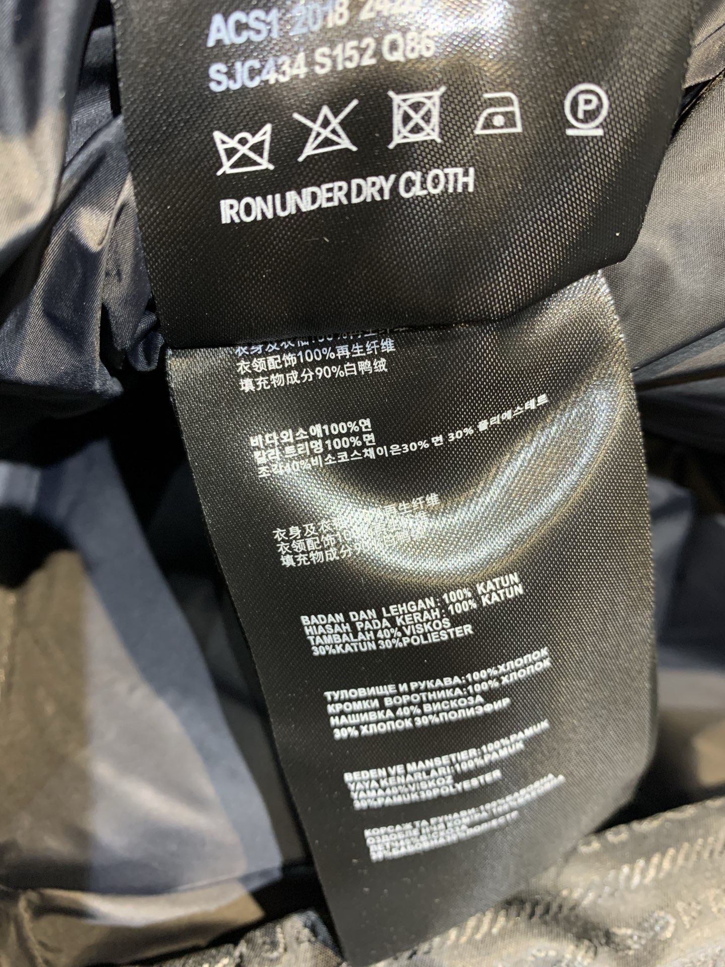 新款🔥出货啦📢 Prad*2025秋冬新款字母暗纹提花连帽羽绒服。采用Re-Nylon再生尼龙，环保又时