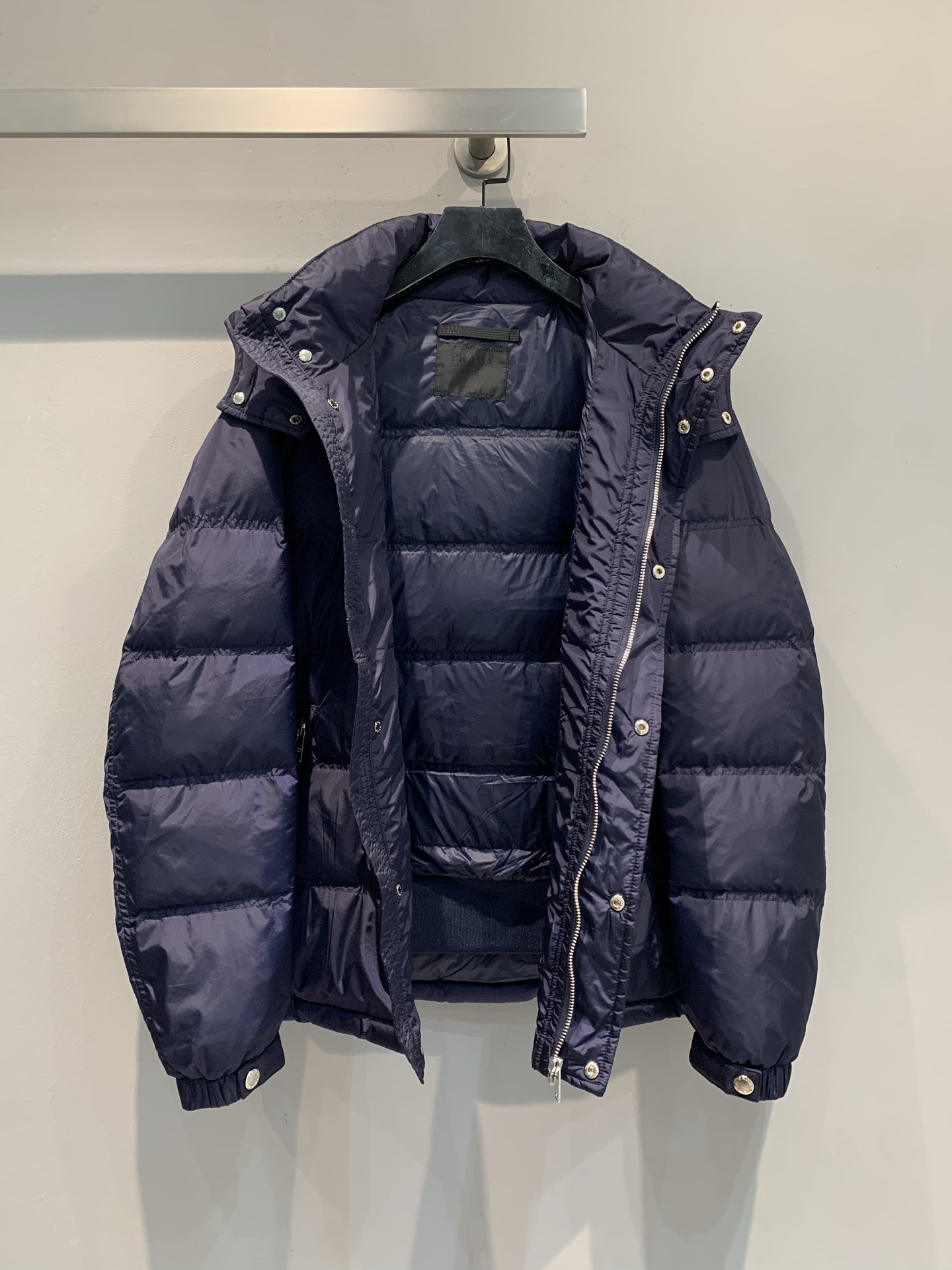 新款🔥出货啦📢 Prad*2025秋冬新款三角标可拆卸连帽男款羽绒服，经典三角标识+降落伞尼龙材质，轻盈