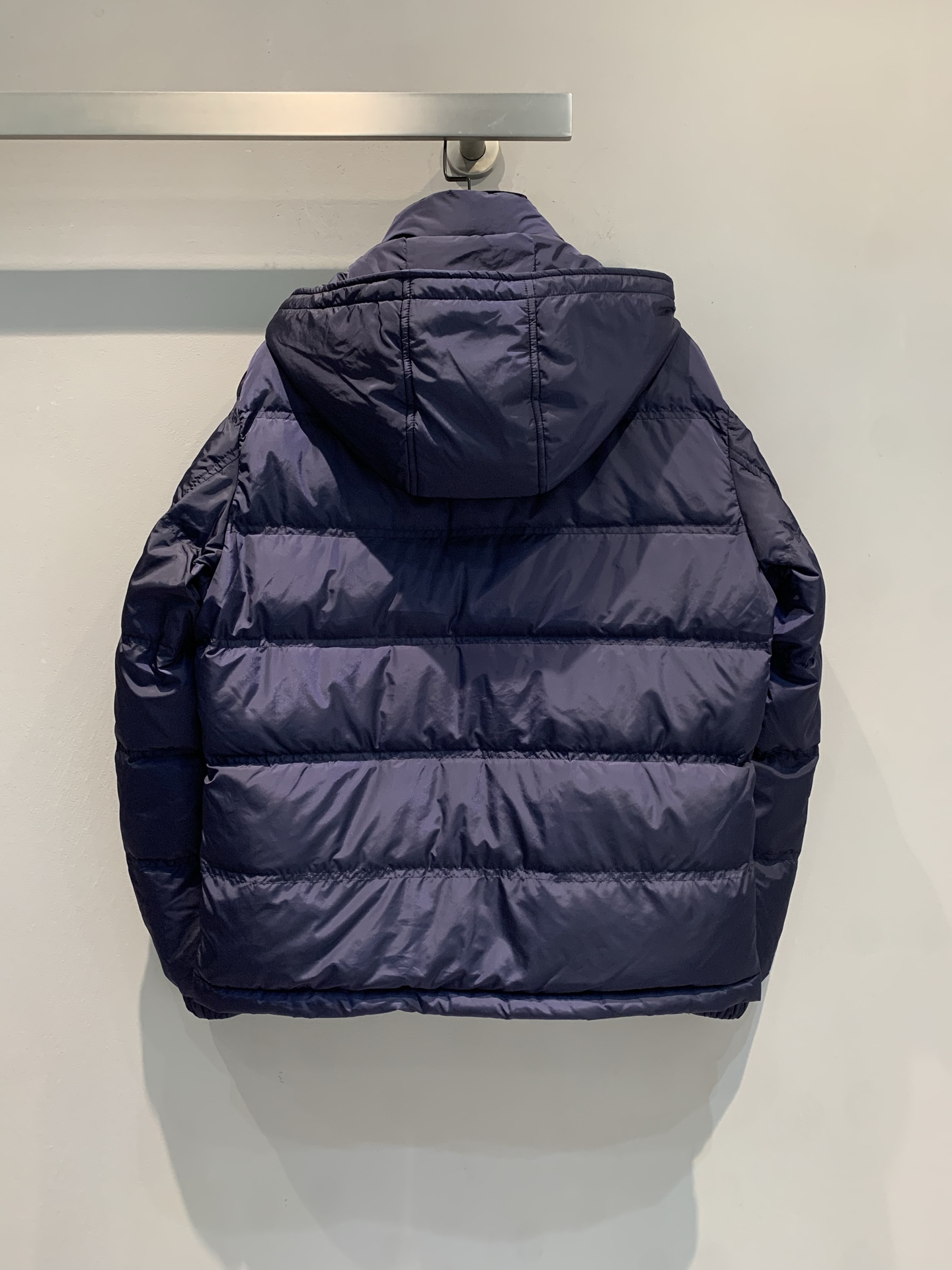 新款🔥出货啦📢 Prad*2025秋冬新款三角标可拆卸连帽男款羽绒服，经典三角标识+降落伞尼龙材质，轻盈