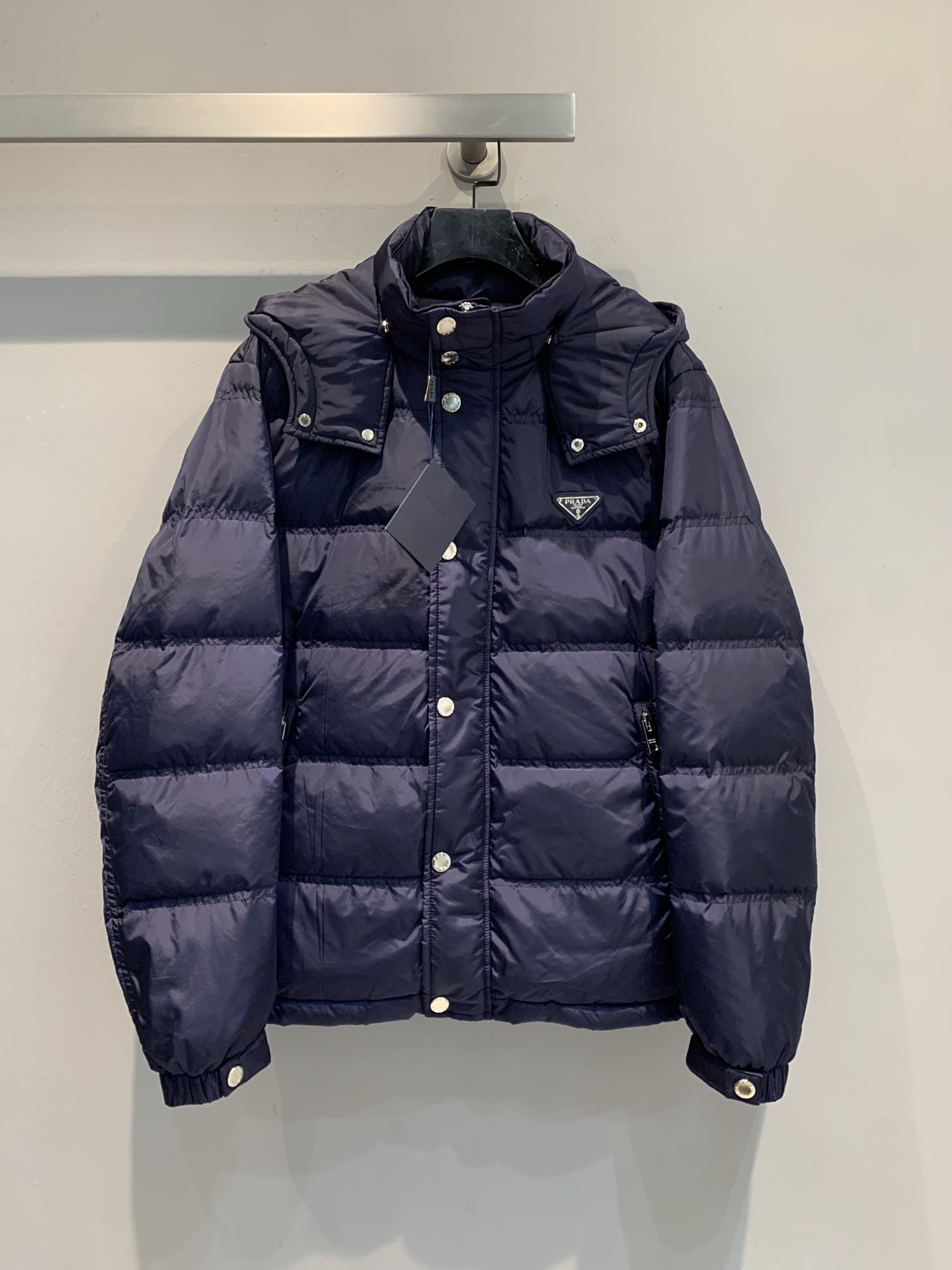 新款🔥出货啦📢 Prad*2025秋冬新款三角标可拆卸连帽男款羽绒服，经典三角标识+降落伞尼龙材质，轻盈