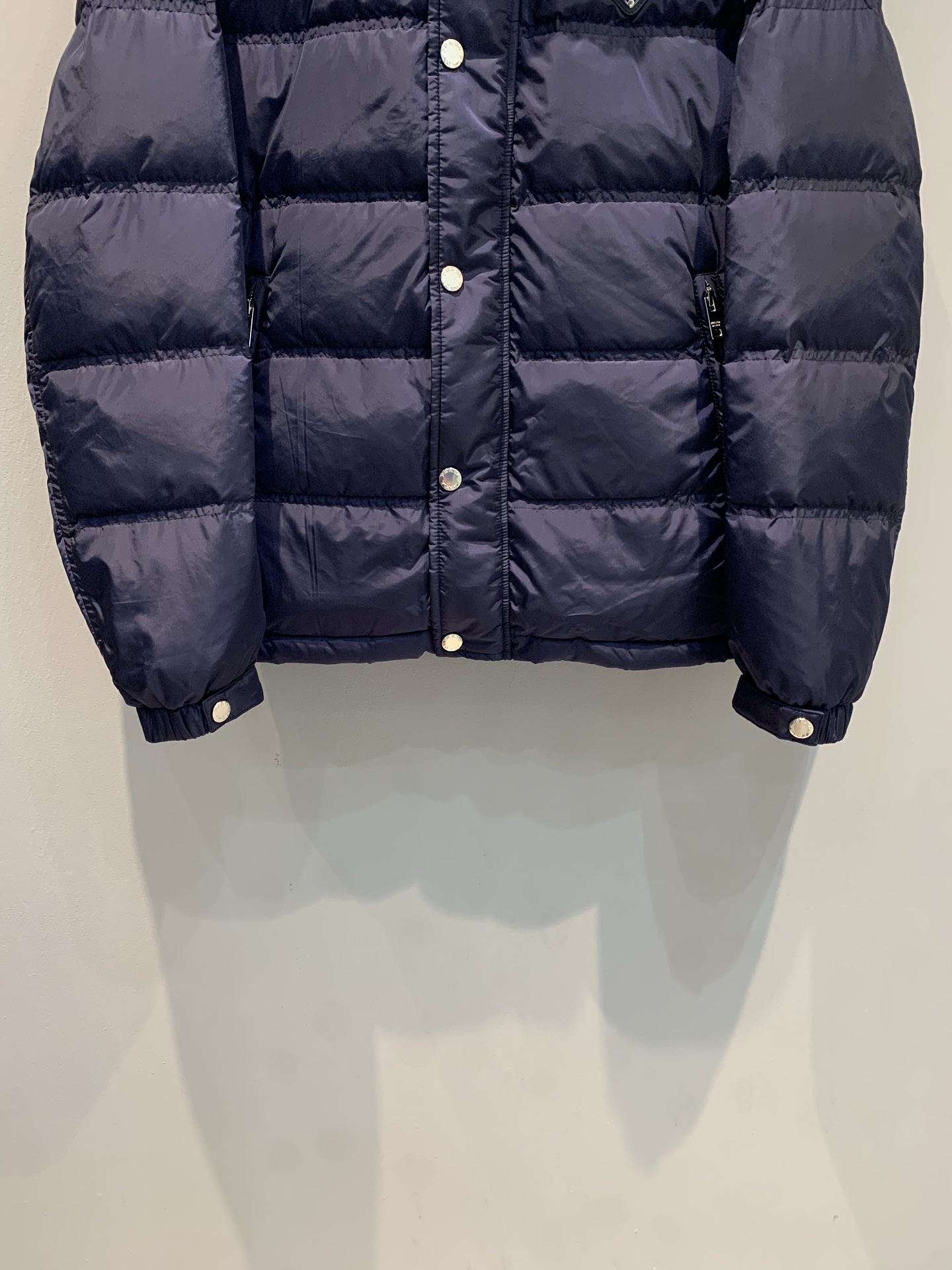 新款🔥出货啦📢 Prad*2025秋冬新款三角标可拆卸连帽男款羽绒服，经典三角标识+降落伞尼龙材质，轻盈