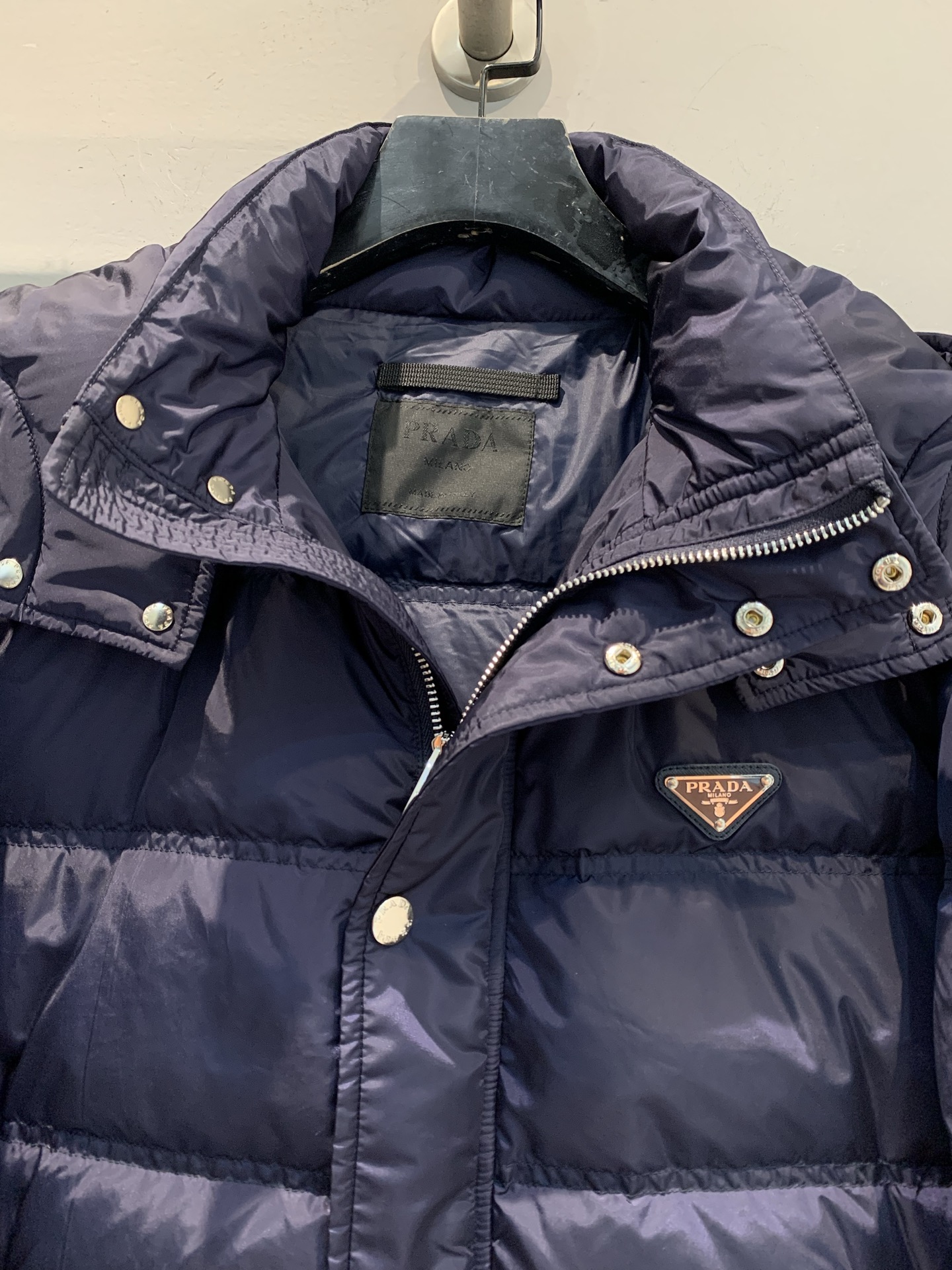 新款🔥出货啦📢 Prad*2025秋冬新款三角标可拆卸连帽男款羽绒服，经典三角标识+降落伞尼龙材质，轻盈