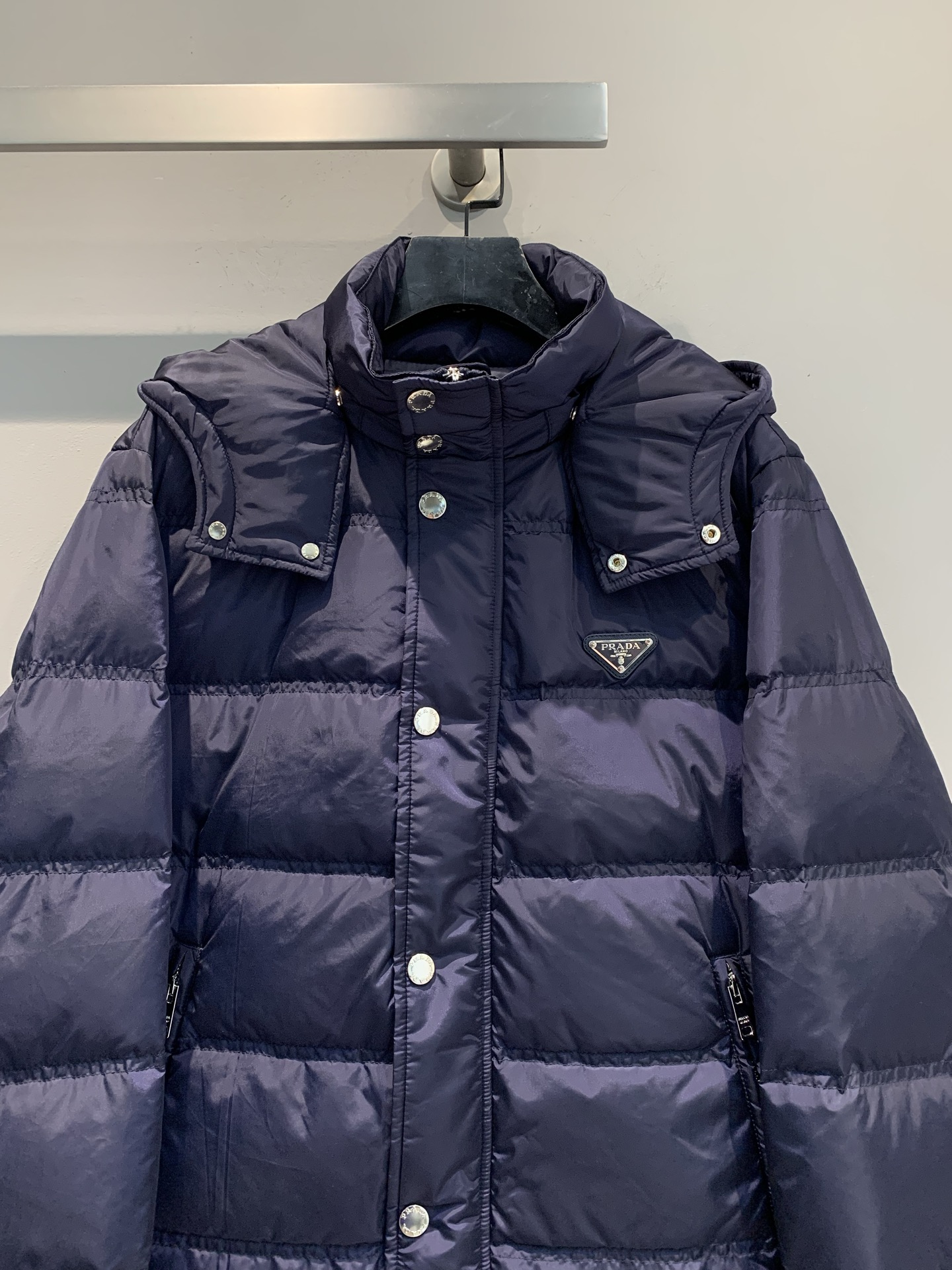 新款🔥出货啦📢 Prad*2025秋冬新款三角标可拆卸连帽男款羽绒服，经典三角标识+降落伞尼龙材质，轻盈