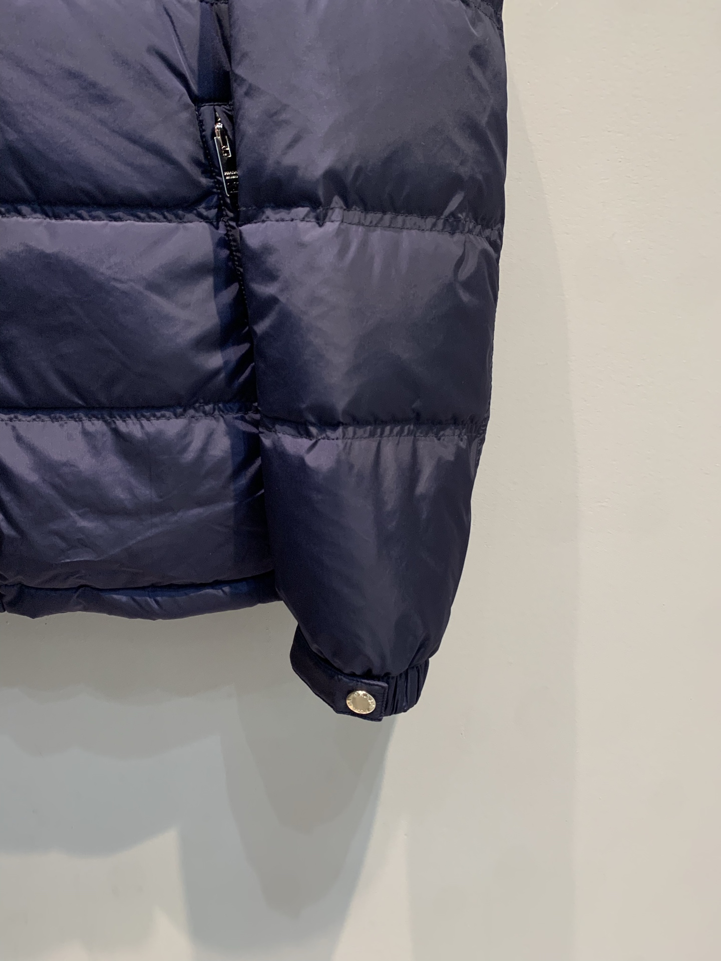 新款🔥出货啦📢 Prad*2025秋冬新款三角标可拆卸连帽男款羽绒服，经典三角标识+降落伞尼龙材质，轻盈