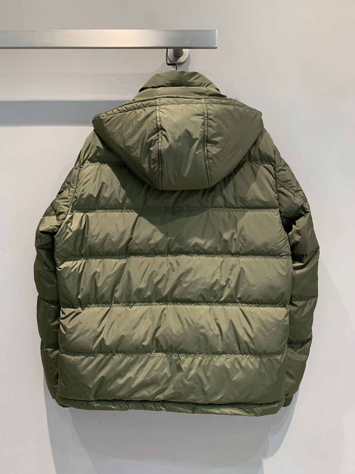 新款🔥出货啦📢 Prad*2025秋冬新款三角标可拆卸连帽男款羽绒服，经典三角标识+降落伞尼龙材质，轻盈