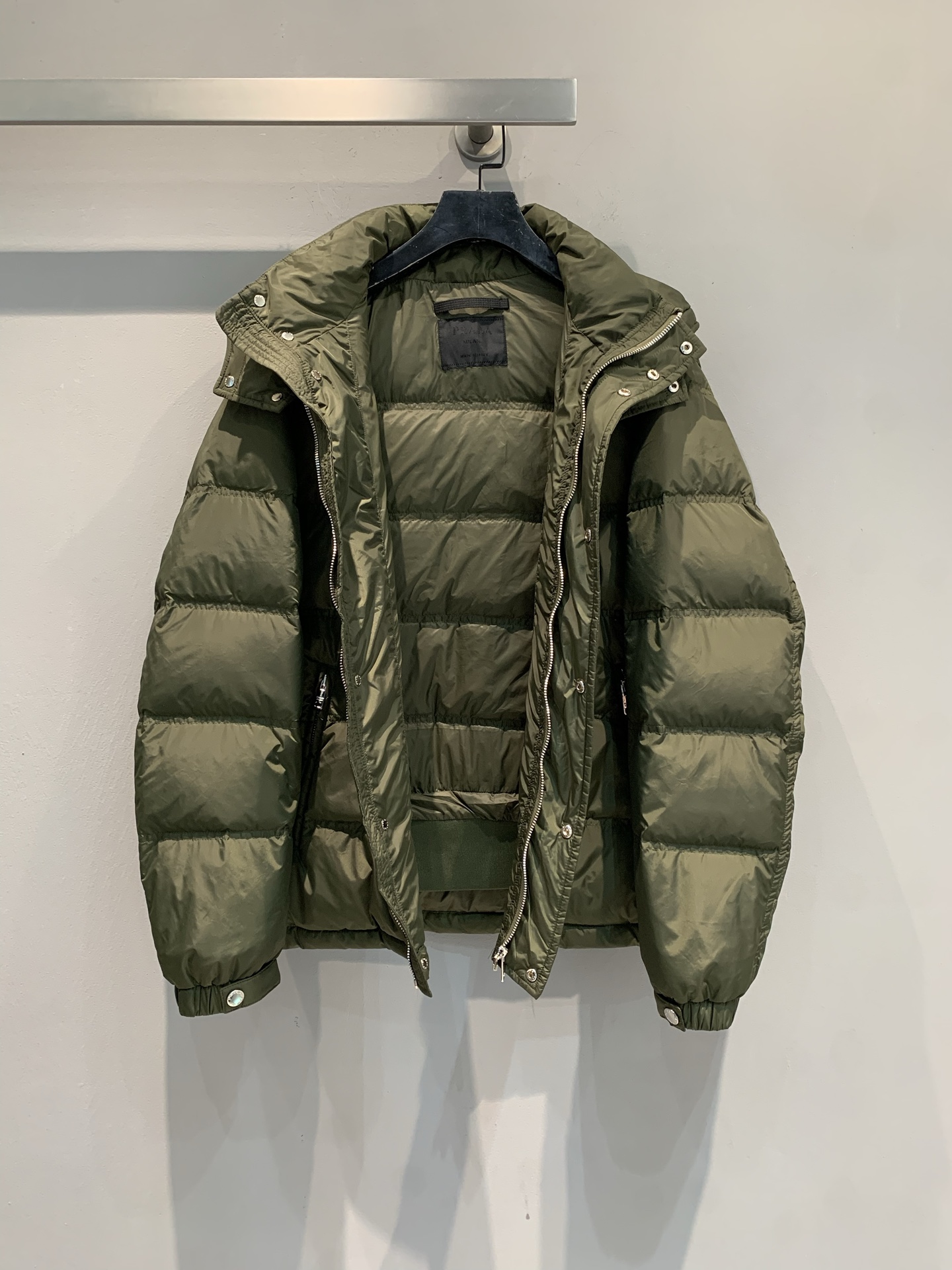 新款🔥出货啦📢 Prad*2025秋冬新款三角标可拆卸连帽男款羽绒服，经典三角标识+降落伞尼龙材质，轻盈