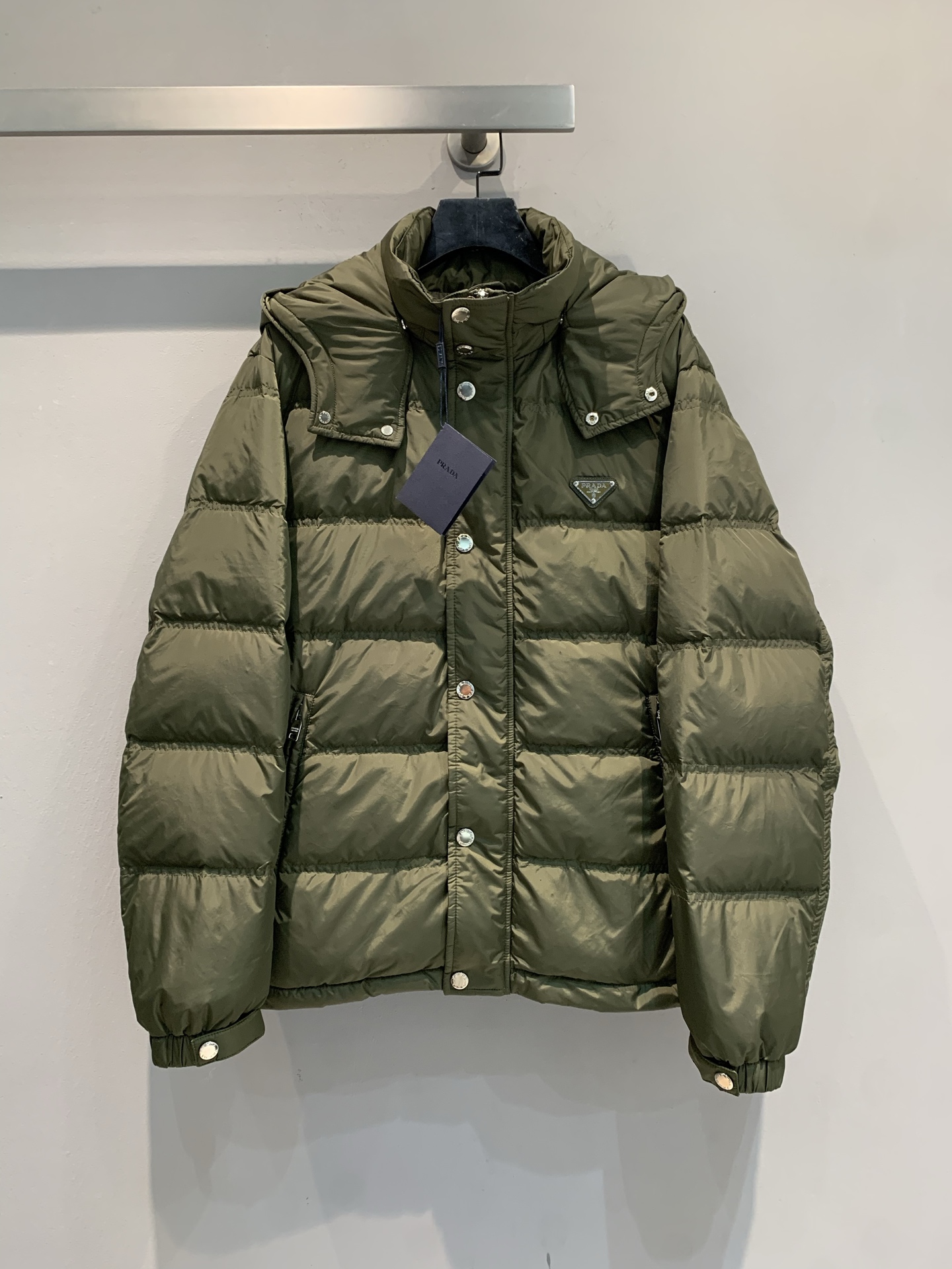 NO:576256,New model with dust bag shipped M Prad* 2025 new autumn and winter triangle logo detachable hooded men's down jacket, classic triangle logo + parachute nylon material, light and durable!  The hood is detachable, the cuffs and hem are windproof ribbed, and the warmth retention is perfect. The lining is made of high-fill down, comfortable to wear, old hardware buckles + TAT metal zippers, and ultra-exquisite details. It is suitable for daily commuting or outdoor use, fashionable and practical, and a must-have for winter wardrobe. Size SML, prada, down jacket, hats, alexander wang19860909配防尘袋新款出货啦M Prad*2025秋冬新款三角标可拆卸连帽男款羽绒服,经典三角标识+降落伞尼龙材质,轻盈又耐用! 帽子可拆卸,袖口和下摆防风罗纹,保暖力满分.内里高蓬度羽绒,穿着舒适,做旧五金扣+TAT金属拉链,细节超精致计.日常通勤或户外都很适合,时尚又实用,冬季衣橱必备.码数SML,,prada,down jacket,hats,alexander wang,Women's clothing