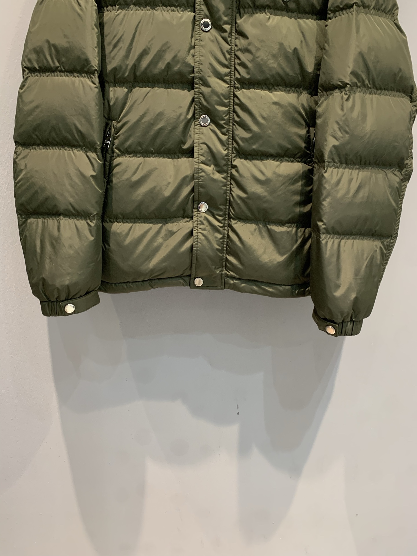 新款🔥出货啦📢 Prad*2025秋冬新款三角标可拆卸连帽男款羽绒服，经典三角标识+降落伞尼龙材质，轻盈