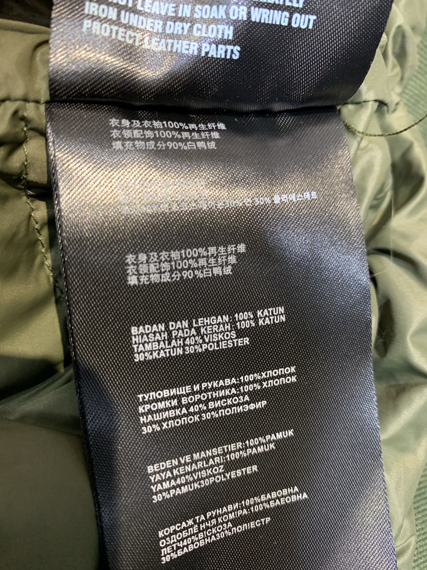 新款🔥出货啦📢 Prad*2025秋冬新款三角标可拆卸连帽男款羽绒服，经典三角标识+降落伞尼龙材质，轻盈