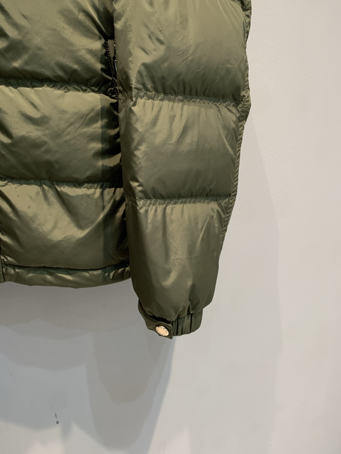 新款🔥出货啦📢 Prad*2025秋冬新款三角标可拆卸连帽男款羽绒服，经典三角标识+降落伞尼龙材质，轻盈