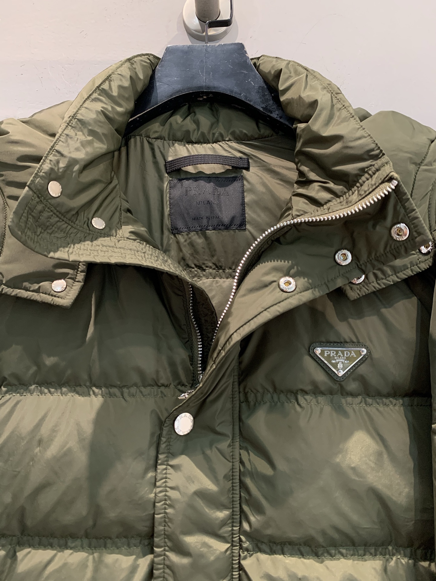 新款🔥出货啦📢 Prad*2025秋冬新款三角标可拆卸连帽男款羽绒服，经典三角标识+降落伞尼龙材质，轻盈