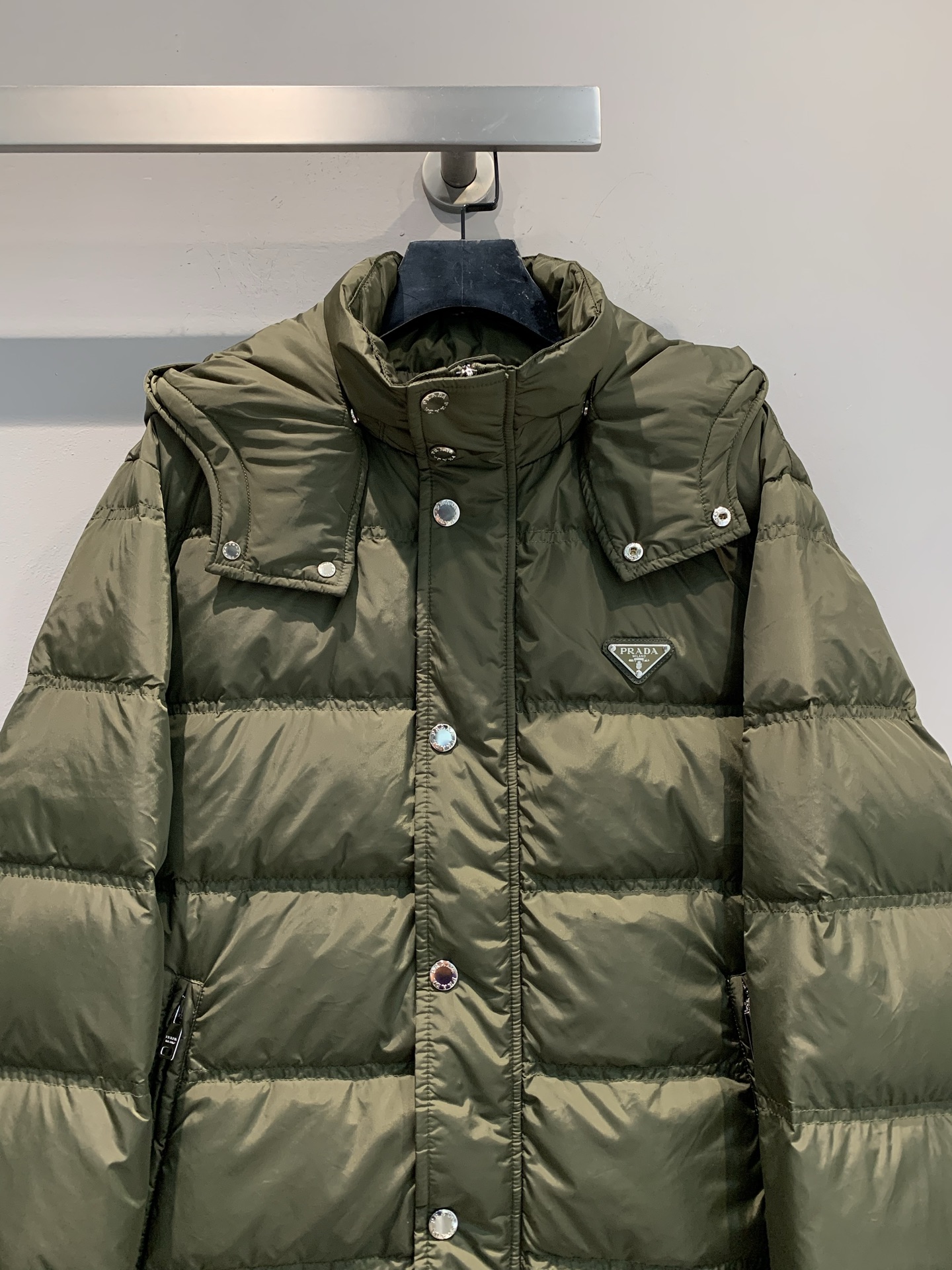 新款🔥出货啦📢 Prad*2025秋冬新款三角标可拆卸连帽男款羽绒服，经典三角标识+降落伞尼龙材质，轻盈