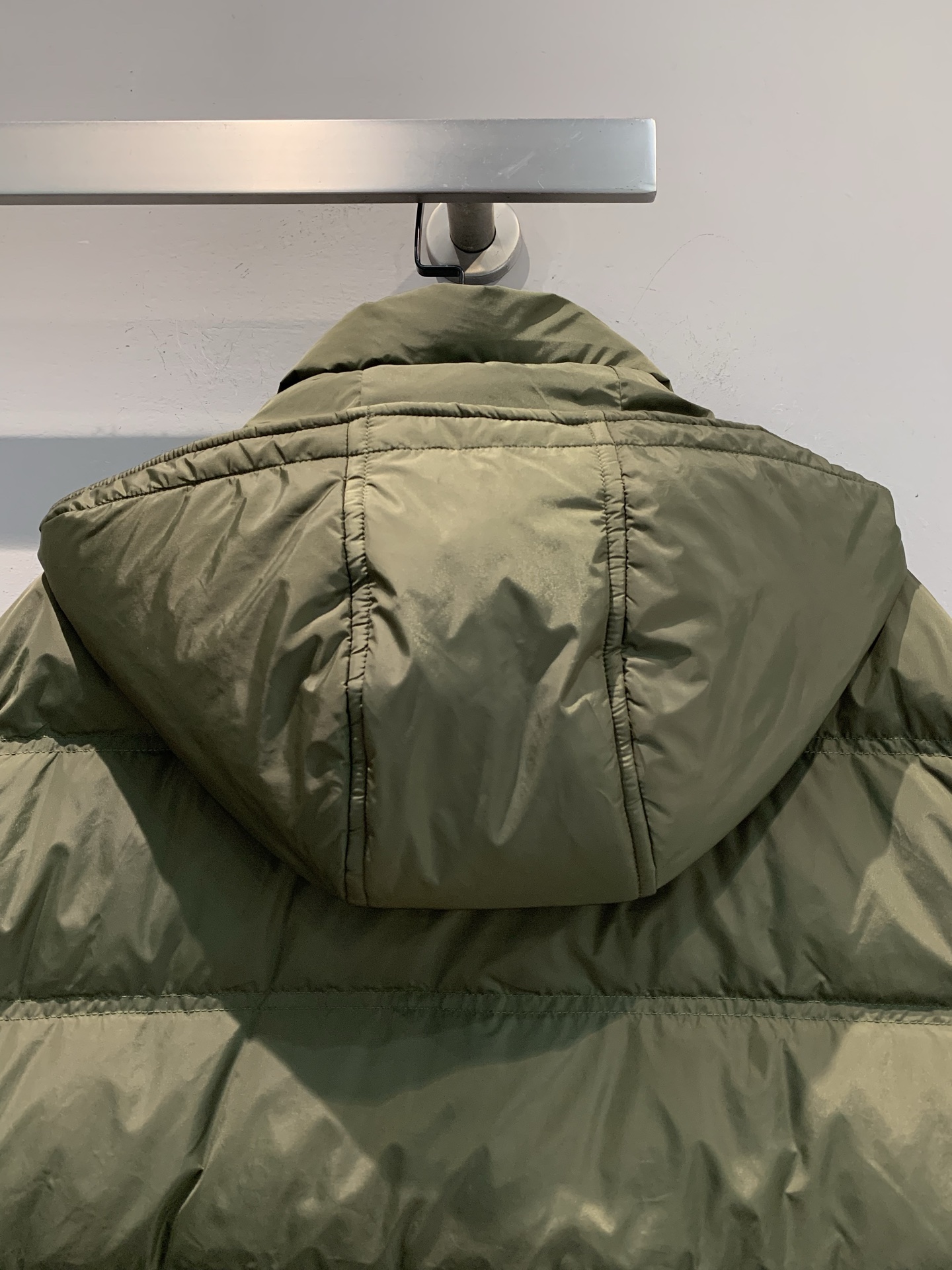 新款🔥出货啦📢 Prad*2025秋冬新款三角标可拆卸连帽男款羽绒服，经典三角标识+降落伞尼龙材质，轻盈