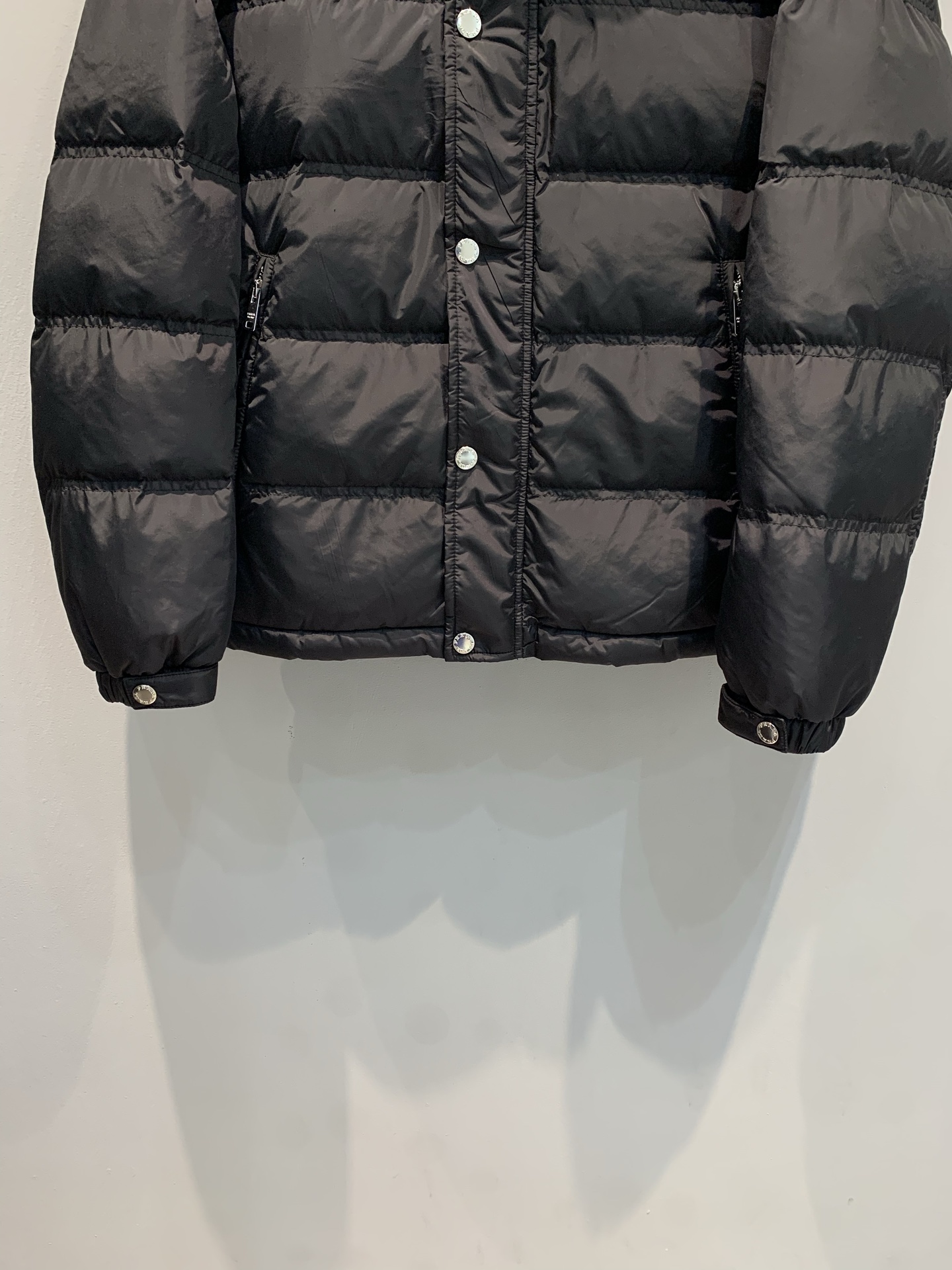 新款🔥出货啦📢 Prad*2025秋冬新款三角标可拆卸连帽男款羽绒服，经典三角标识+降落伞尼龙材质，轻盈