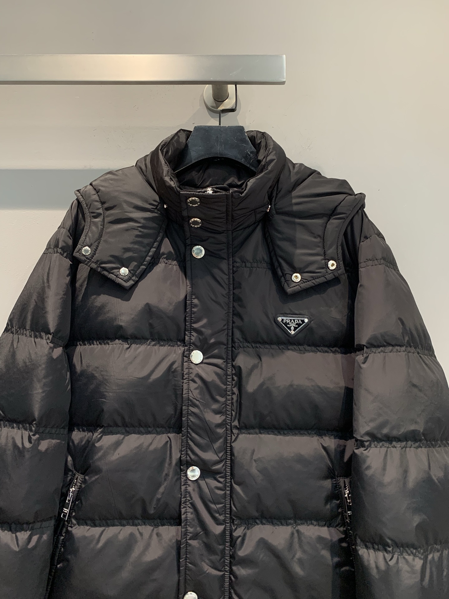 新款🔥出货啦📢 Prad*2025秋冬新款三角标可拆卸连帽男款羽绒服，经典三角标识+降落伞尼龙材质，轻盈