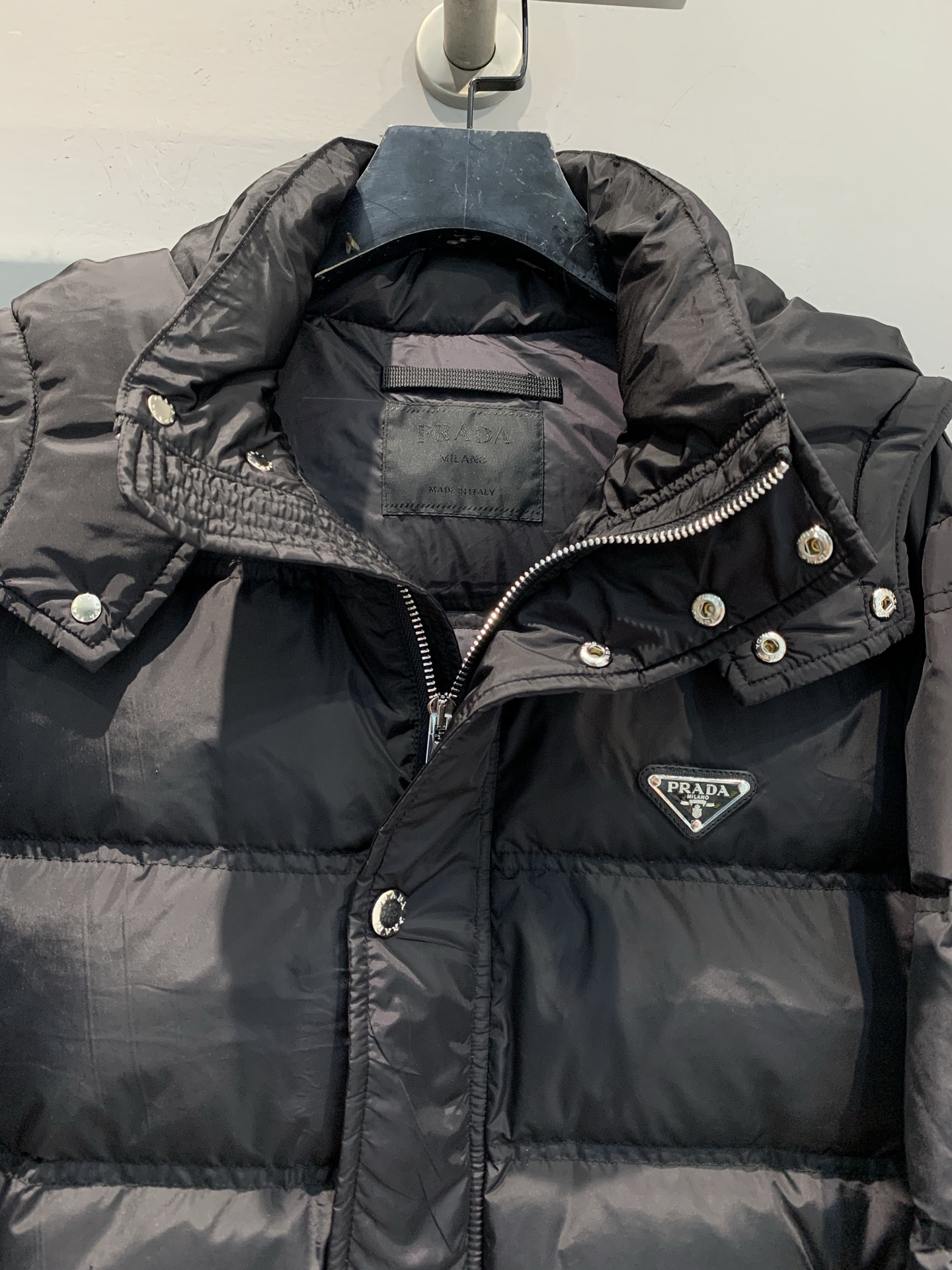 新款🔥出货啦📢 Prad*2025秋冬新款三角标可拆卸连帽男款羽绒服，经典三角标识+降落伞尼龙材质，轻盈