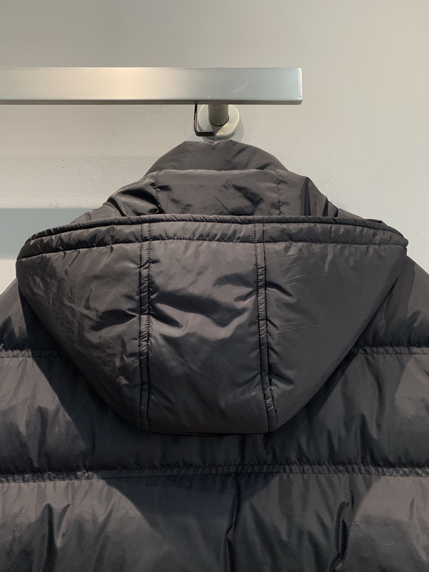 新款🔥出货啦📢 Prad*2025秋冬新款三角标可拆卸连帽男款羽绒服，经典三角标识+降落伞尼龙材质，轻盈