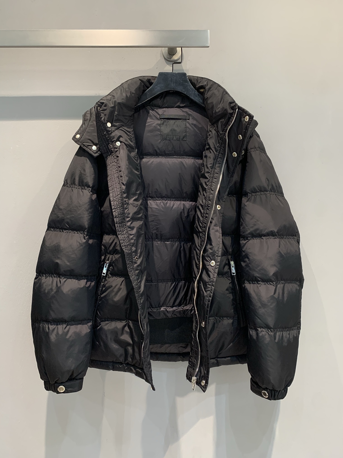 新款🔥出货啦📢 Prad*2025秋冬新款三角标可拆卸连帽男款羽绒服，经典三角标识+降落伞尼龙材质，轻盈