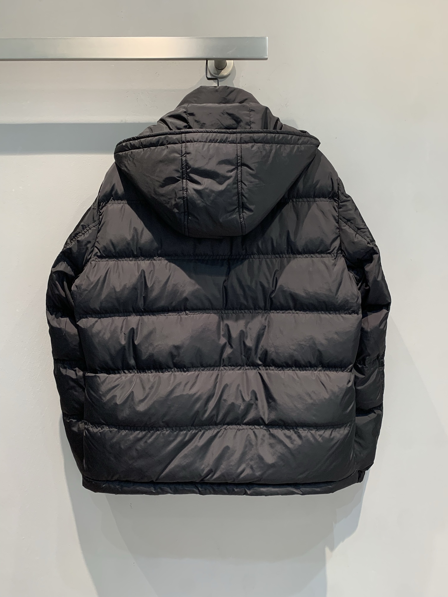 新款🔥出货啦📢 Prad*2025秋冬新款三角标可拆卸连帽男款羽绒服，经典三角标识+降落伞尼龙材质，轻盈