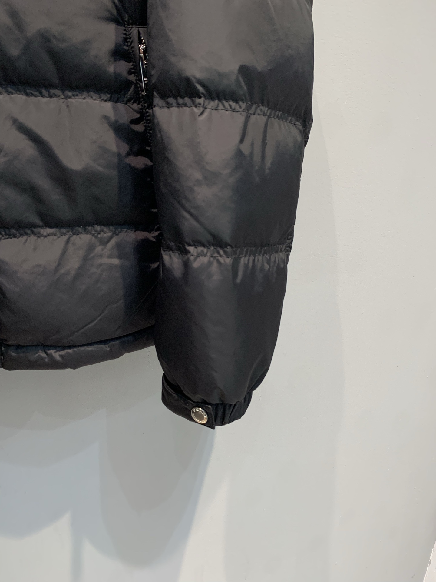 新款🔥出货啦📢 Prad*2025秋冬新款三角标可拆卸连帽男款羽绒服，经典三角标识+降落伞尼龙材质，轻盈