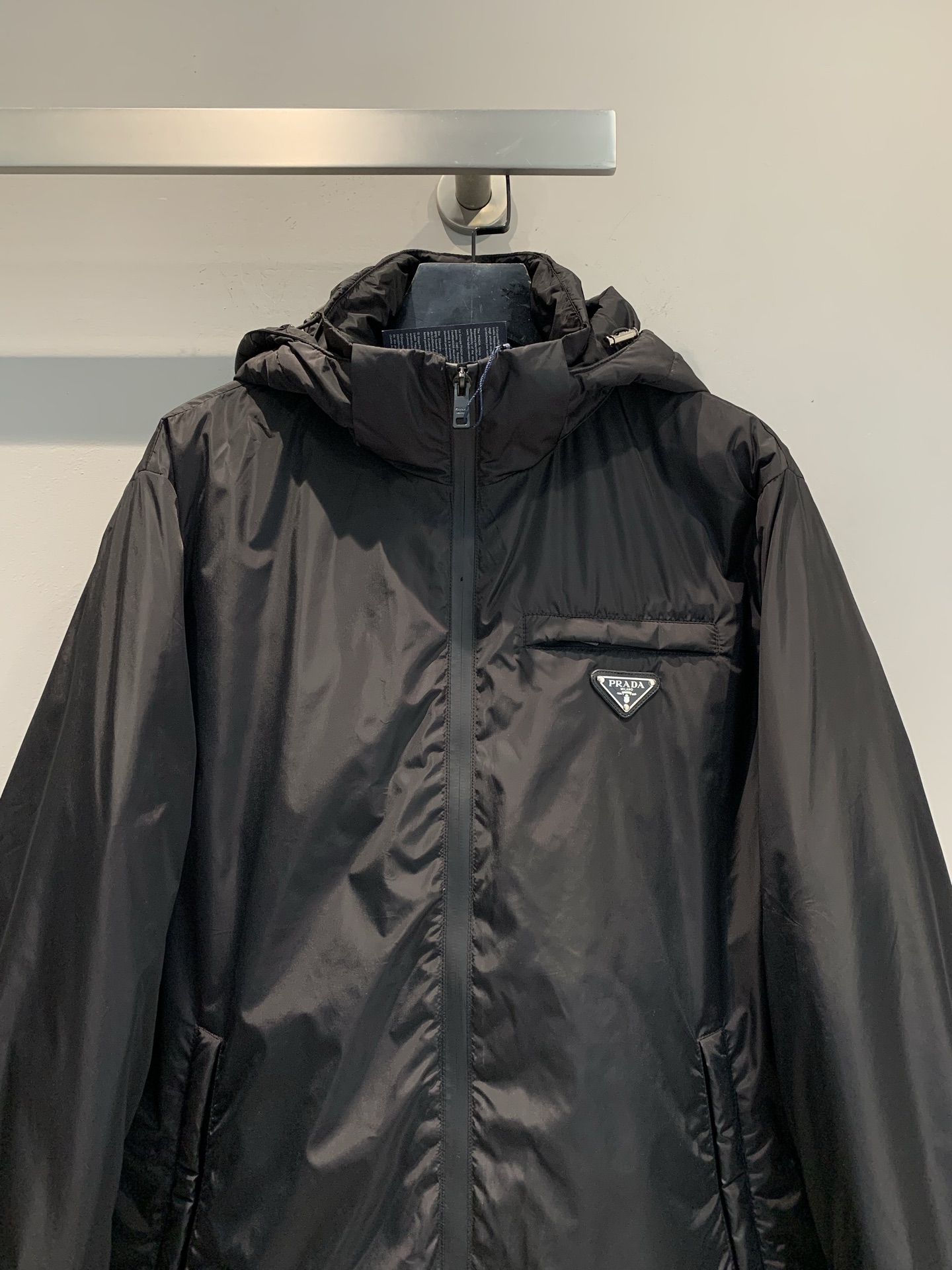 新款🔥出货啦📢 Prad*2025秋冬新款三角标口袋连帽羽绒服，采用高密度尼龙面料，防风拒水，内里填充9