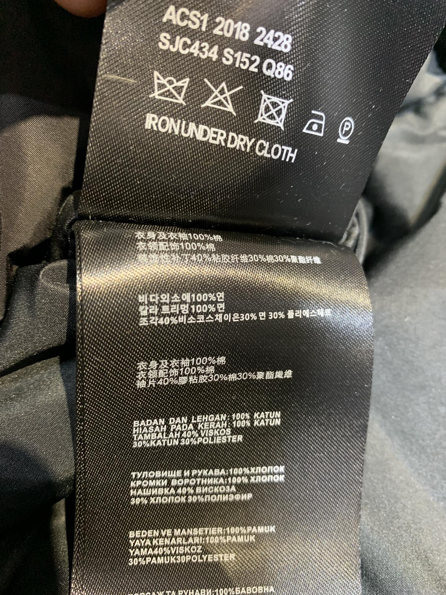 新款🔥出货啦📢 Prad*2025秋冬新款三角标口袋连帽羽绒服，采用高密度尼龙面料，防风拒水，内里填充9