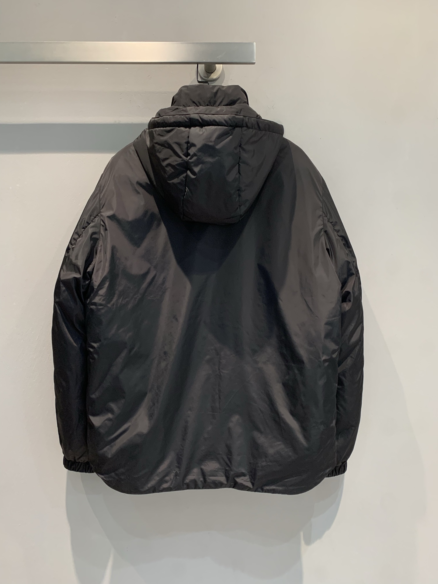 新款🔥出货啦📢 Prad*2025秋冬新款三角标口袋连帽羽绒服，采用高密度尼龙面料，防风拒水，内里填充9