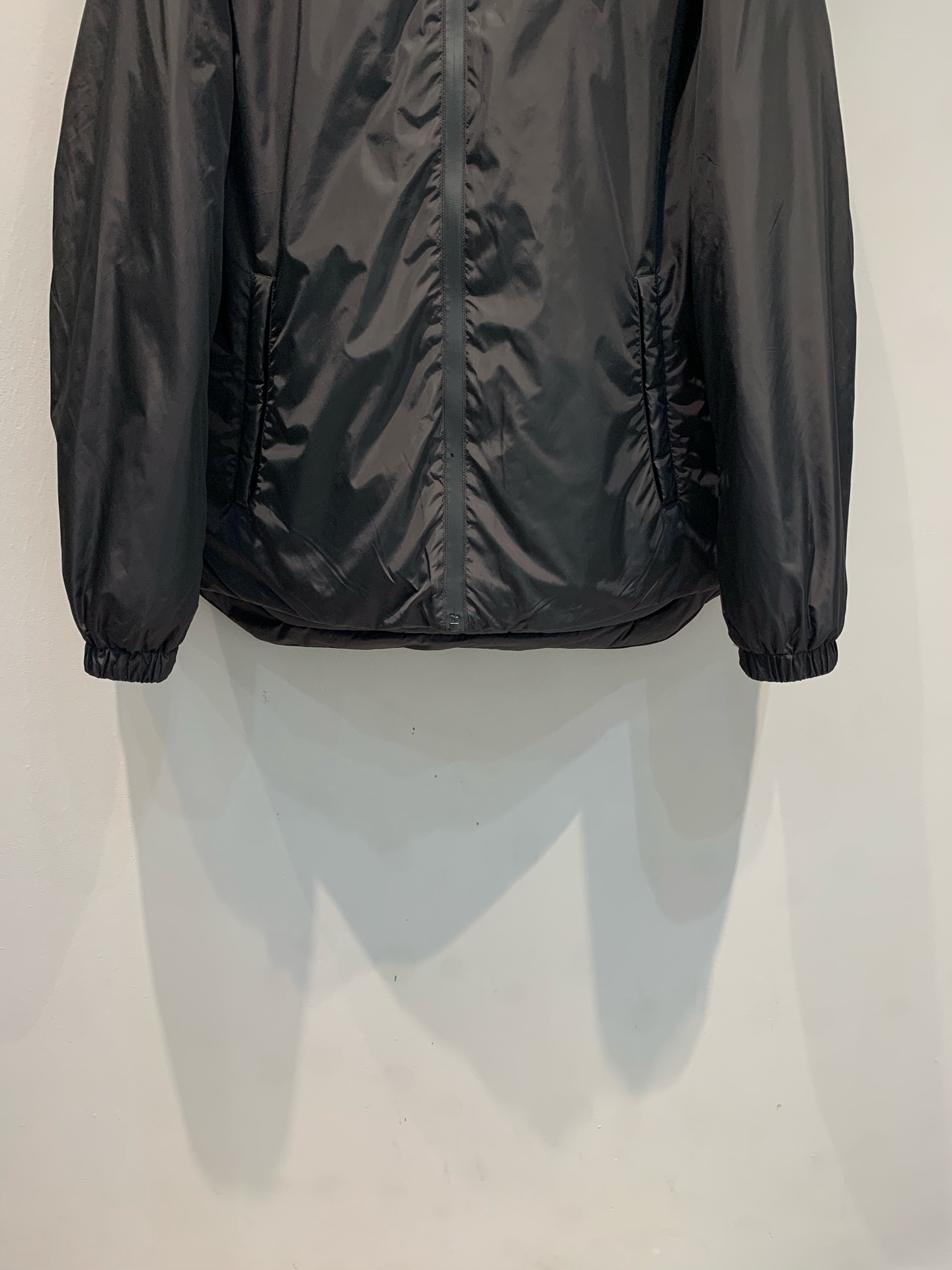 新款🔥出货啦📢 Prad*2025秋冬新款三角标口袋连帽羽绒服，采用高密度尼龙面料，防风拒水，内里填充9