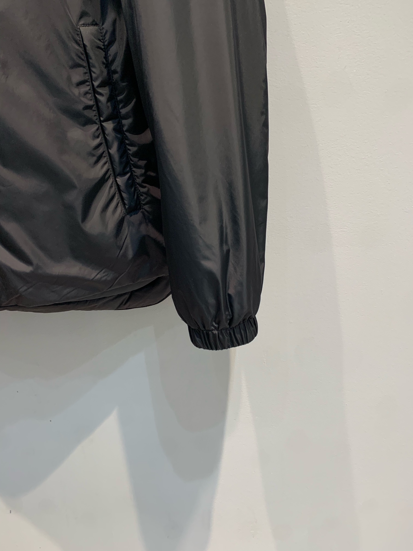 新款🔥出货啦📢 Prad*2025秋冬新款三角标口袋连帽羽绒服，采用高密度尼龙面料，防风拒水，内里填充9