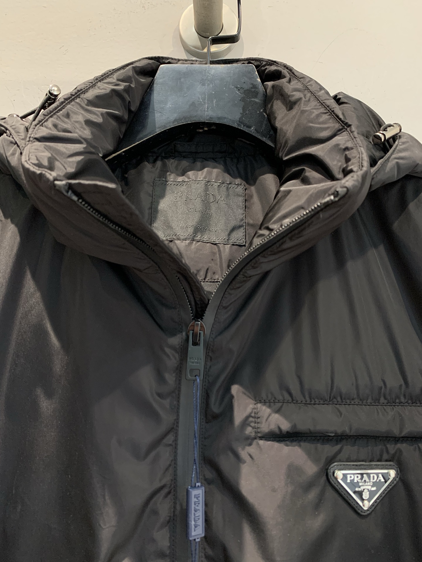新款🔥出货啦📢 Prad*2025秋冬新款三角标口袋连帽羽绒服，采用高密度尼龙面料，防风拒水，内里填充9
