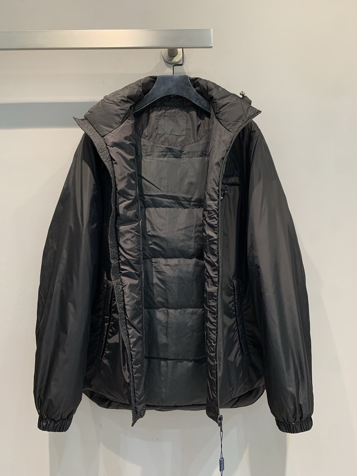 新款🔥出货啦📢 Prad*2025秋冬新款三角标口袋连帽羽绒服，采用高密度尼龙面料，防风拒水，内里填充9