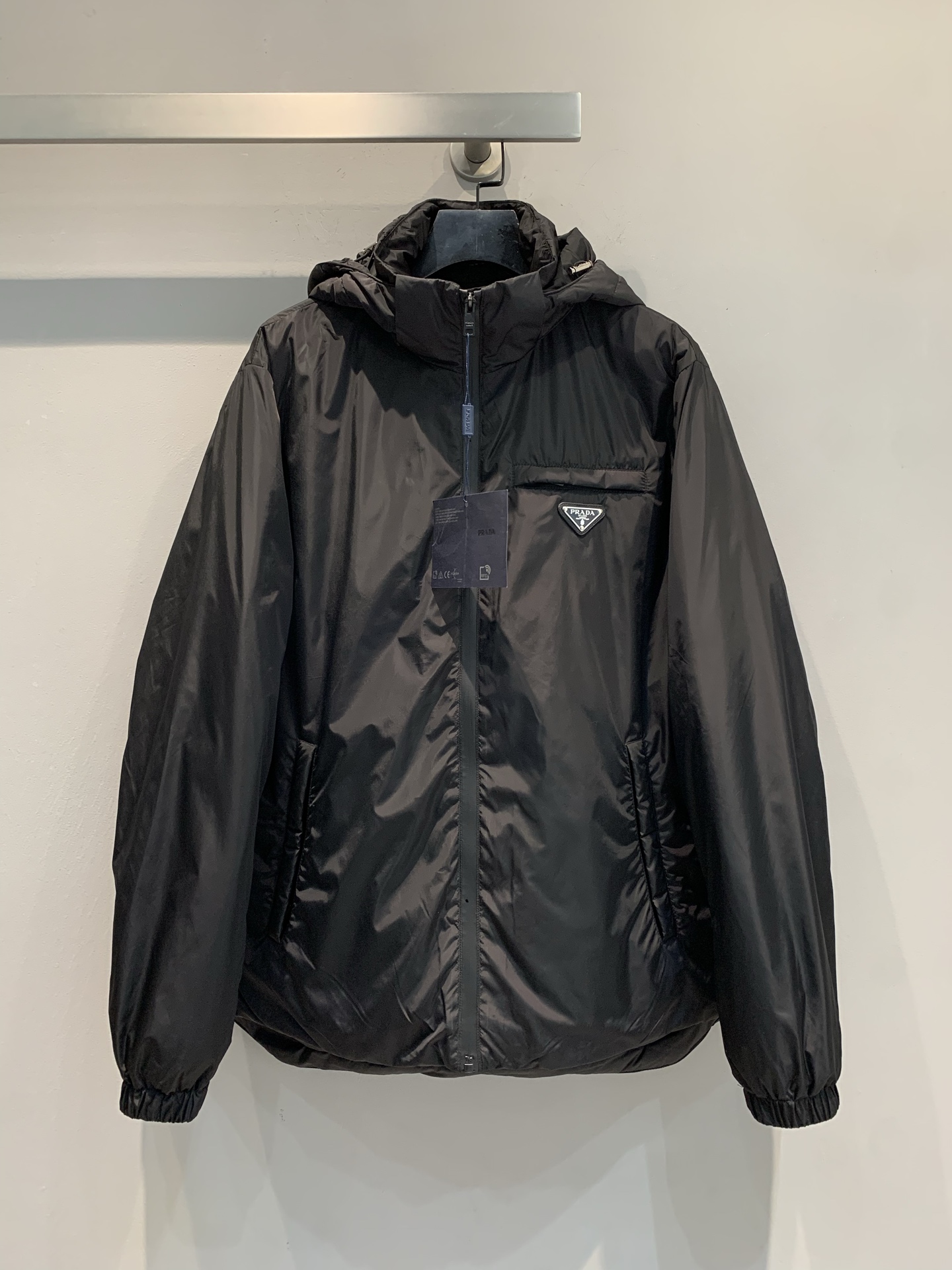 新款🔥出货啦📢 Prad*2025秋冬新款三角标口袋连帽羽绒服，采用高密度尼龙面料，防风拒水，内里填充9