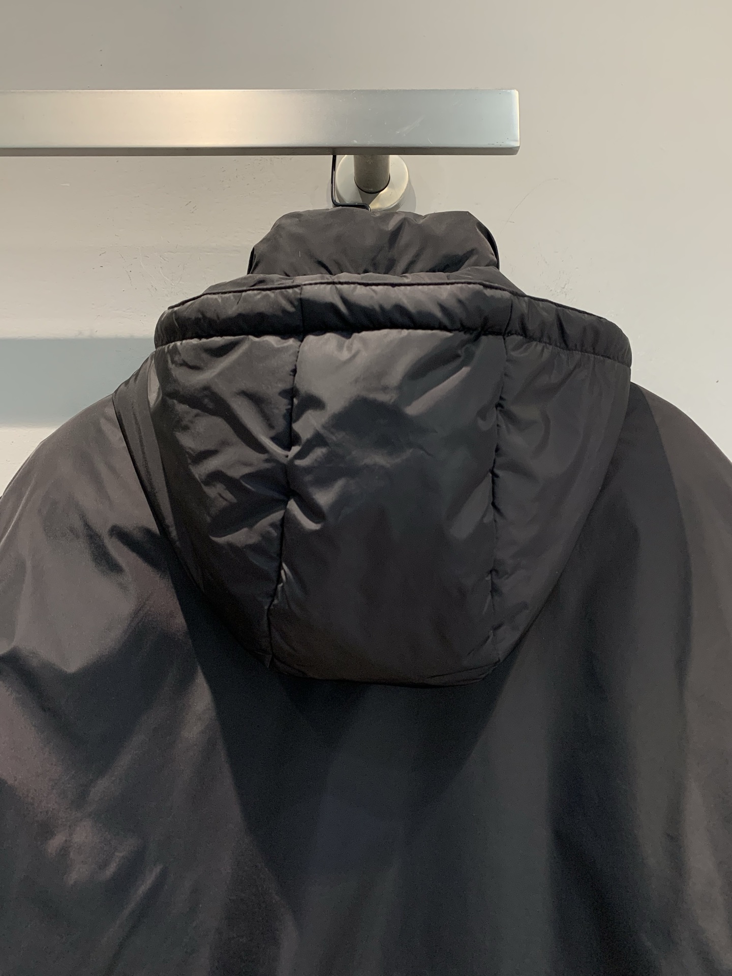 新款🔥出货啦📢 Prad*2025秋冬新款三角标口袋连帽羽绒服，采用高密度尼龙面料，防风拒水，内里填充9