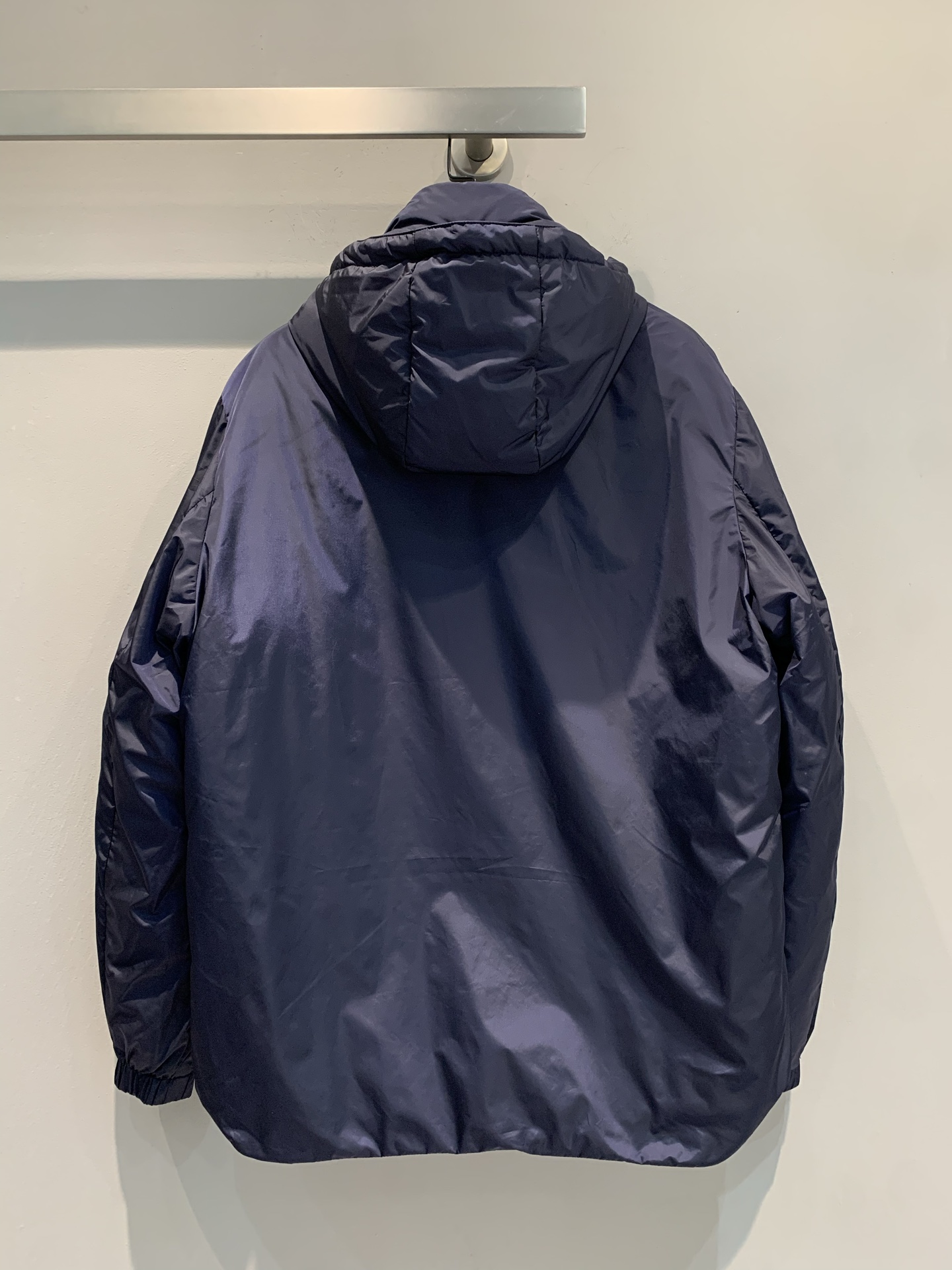 新款🔥出货啦📢 Prad*2025秋冬新款三角标口袋连帽羽绒服，采用高密度尼龙面料，防风拒水，内里填充9