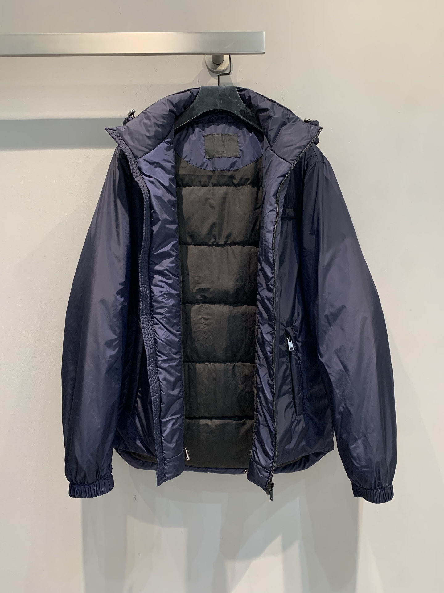 新款🔥出货啦📢 Prad*2025秋冬新款三角标口袋连帽羽绒服，采用高密度尼龙面料，防风拒水，内里填充9