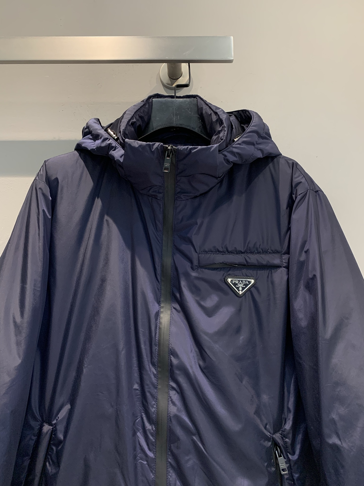 新款🔥出货啦📢 Prad*2025秋冬新款三角标口袋连帽羽绒服，采用高密度尼龙面料，防风拒水，内里填充9