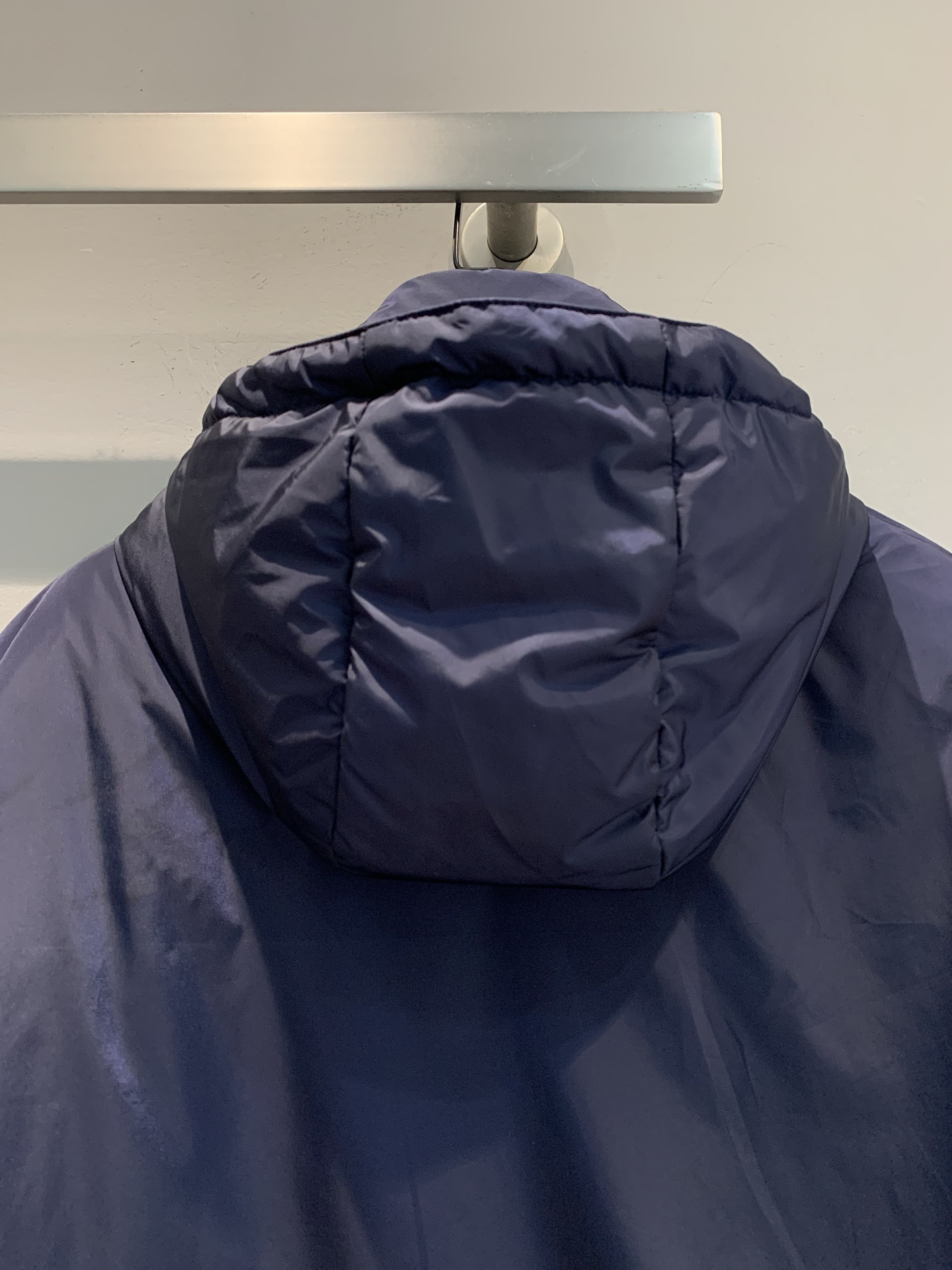 新款🔥出货啦📢 Prad*2025秋冬新款三角标口袋连帽羽绒服，采用高密度尼龙面料，防风拒水，内里填充9