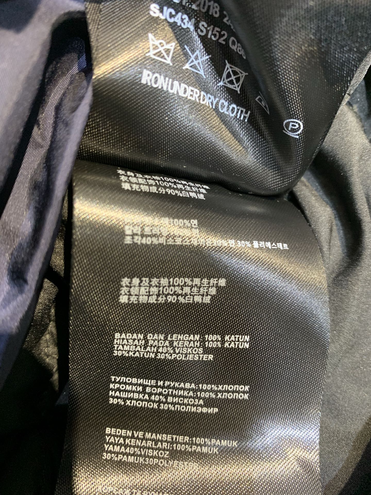 新款🔥出货啦📢 Prad*2025秋冬新款三角标口袋连帽羽绒服，采用高密度尼龙面料，防风拒水，内里填充9